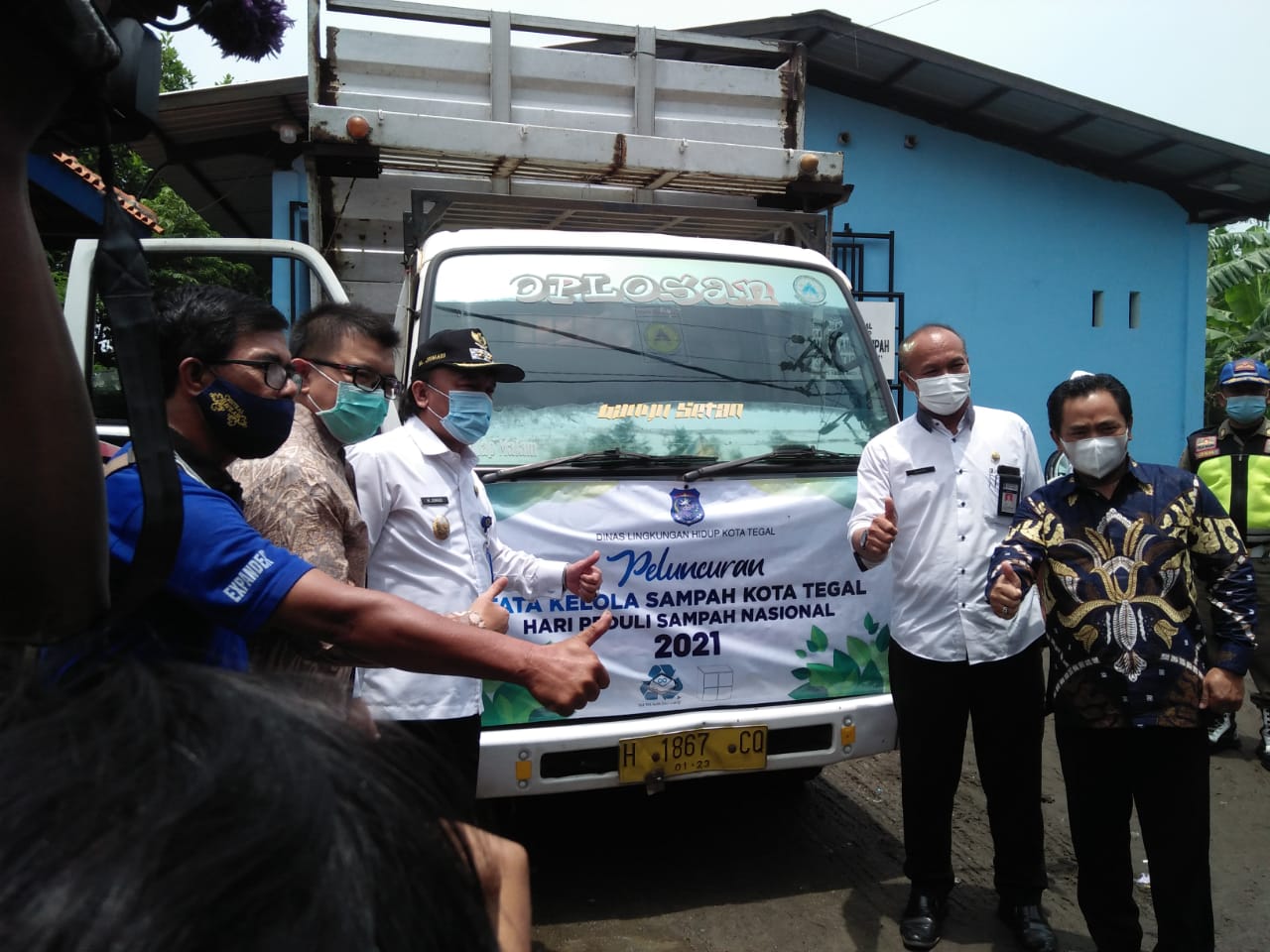 Pengiriman perdana briket sampat dari TPS Mintaragen Kota Tegal ke Semarang, Rabu (24/2)