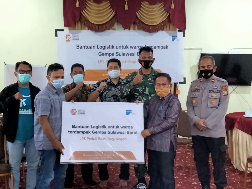 Penyerahan bantuan senilai lebih dari Rp100 juta dari LPS kepada Bupati Majene, H.Lukman,S.Pd,.M.Pd. 