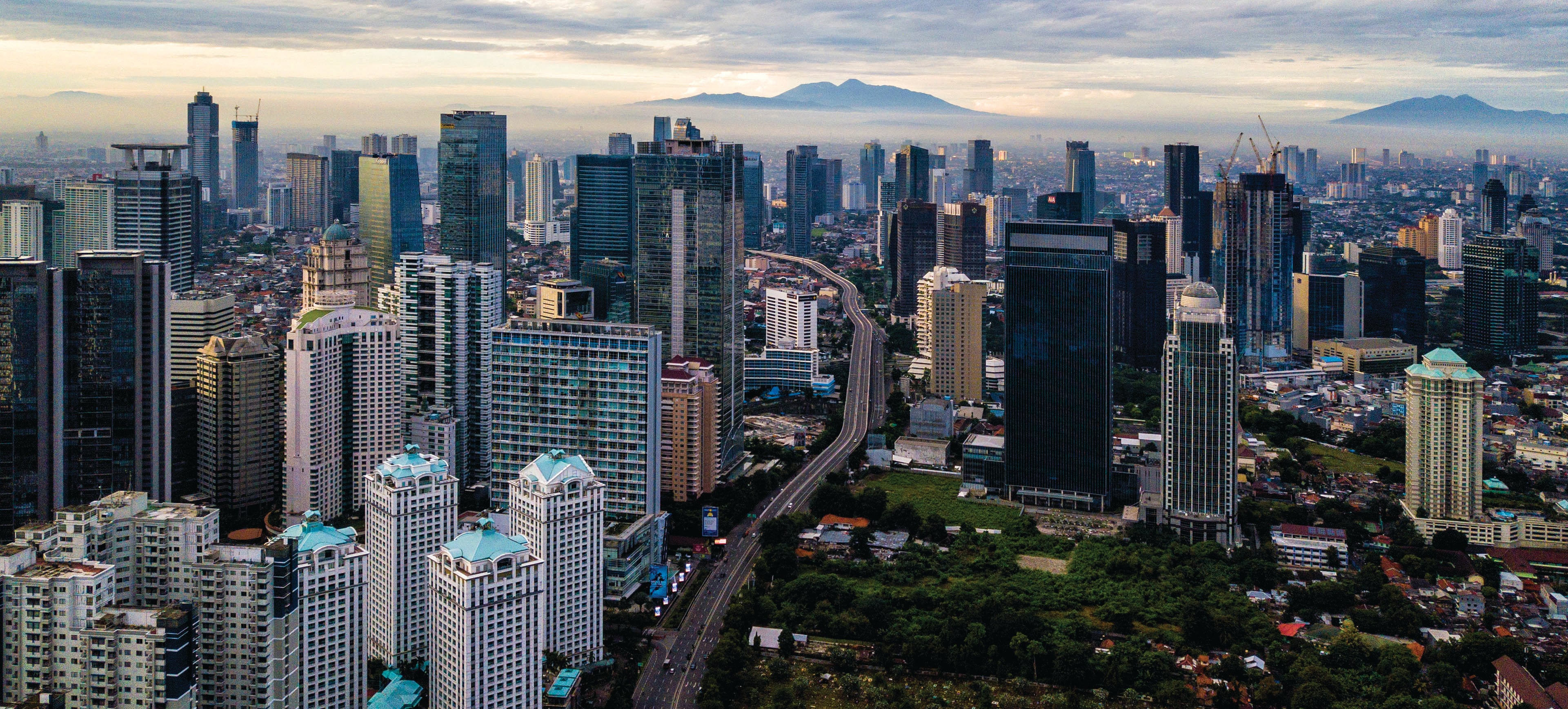 Suasana Jakarta dengan latar belakang Gunung Gede Pangrango (kiri) dan Gunung Salak terlihat