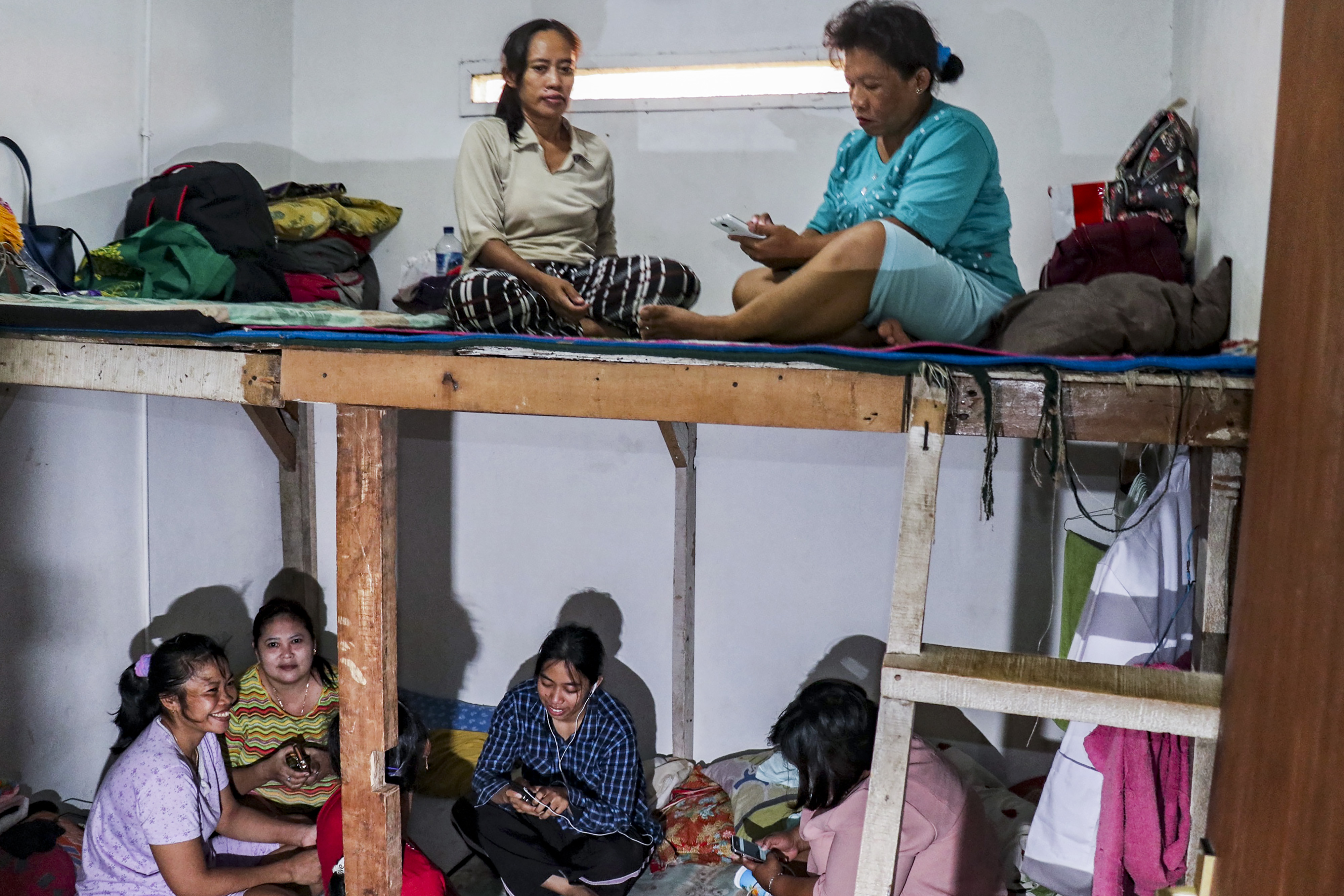  PERMINTAAN PEMBANTU: Sejumlah PRT pengganti (infal) beraktivitas di salah satu penyedia jasa tenaga kerja di Jakarta. 