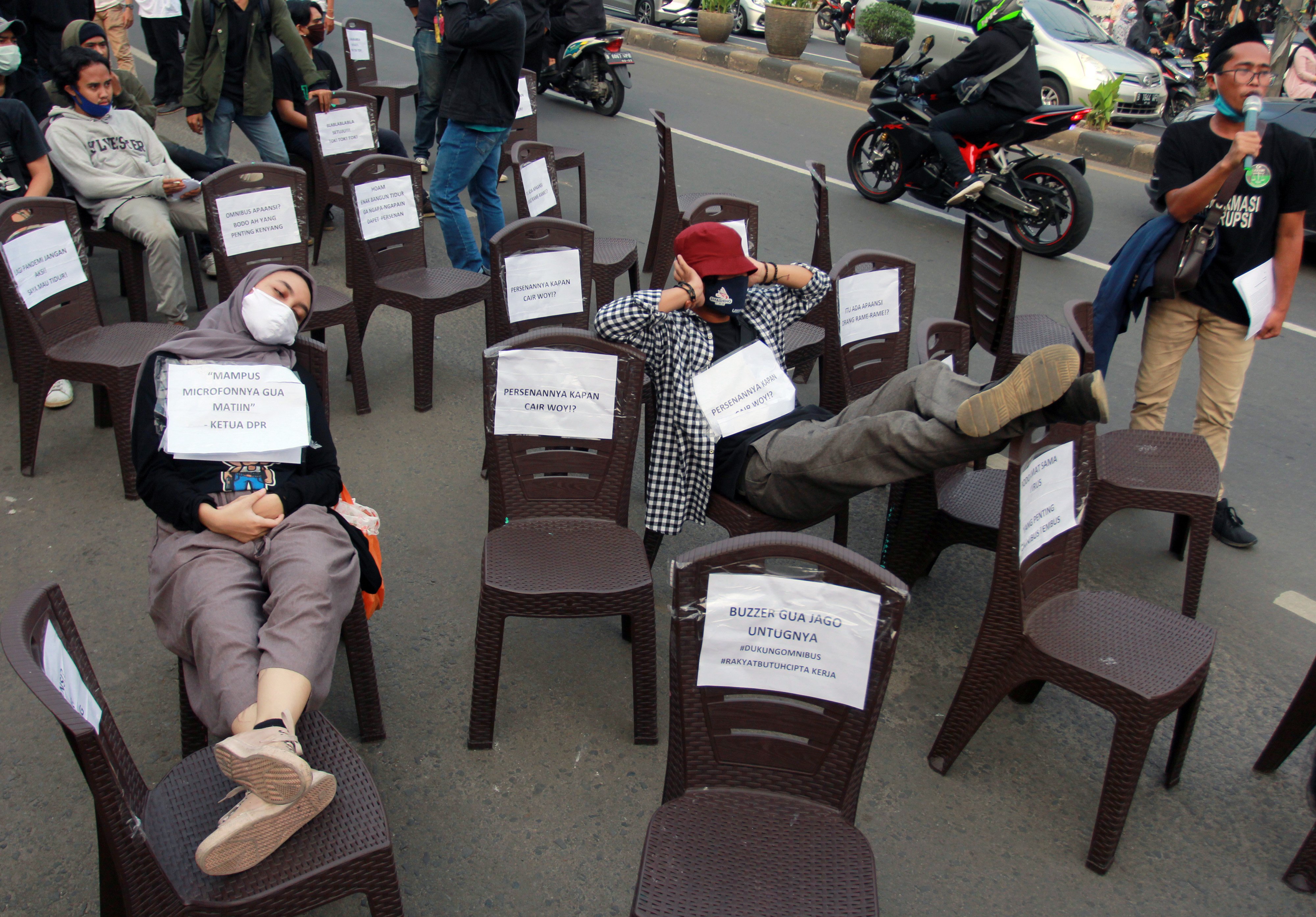 Puluhan mahasiswa Universitas Islam Negeri Syarif Hidayatullah Jakarta menggelar aksi teatrikal, di depan kampus Ciputat, Tangsel (ilustrasi