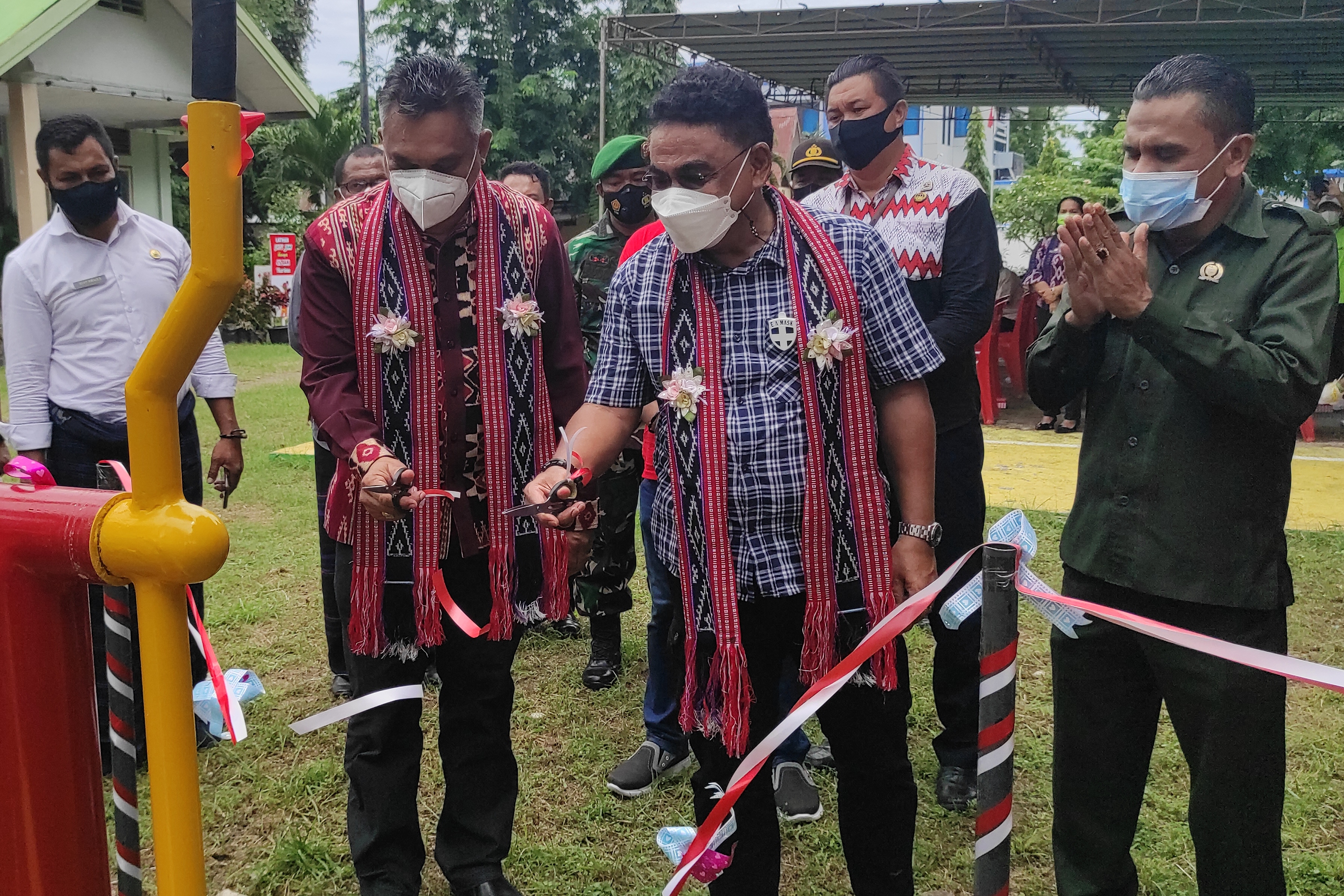 Bupati Sikka Fransiskus Roberto Diogo bersama anggota DPR Andreas Hugo Pareira dalam acara peresmian fasilitas olahraga di Sikka.