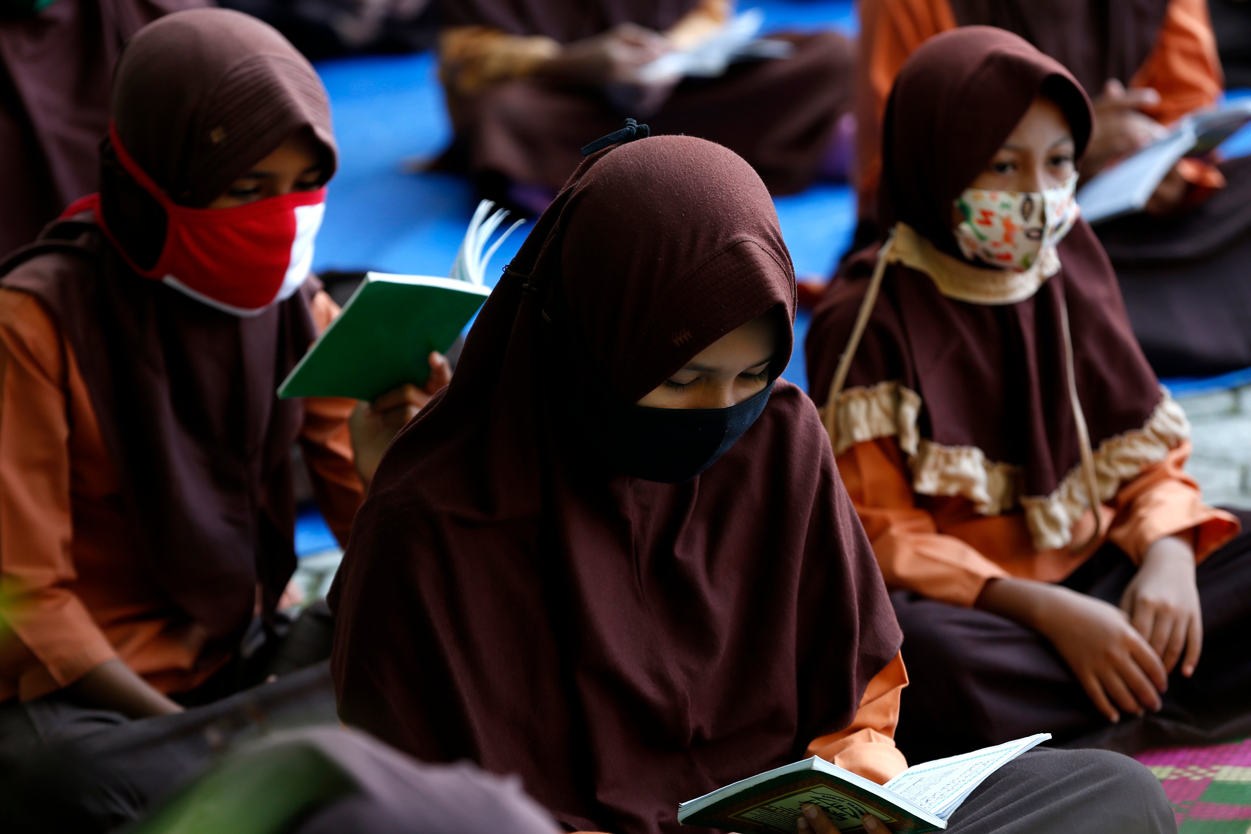 SKB TIGA MENTERI: Pelajar SD Negeri 42 memakai seragam pramuka dilengkapi jilbab saat mengikuti aktivitas belajar di Banda Aceh, Aceh.