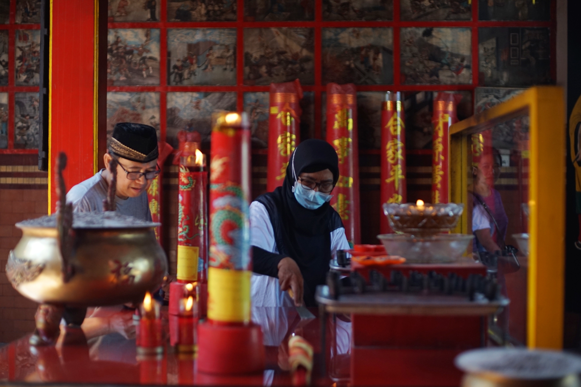 Warga membersihkan tempat doa saat acara bersih klenteng jelang Imlek di Klenteng Fuk Ling Miau, Gondomanan, Yogyakarta