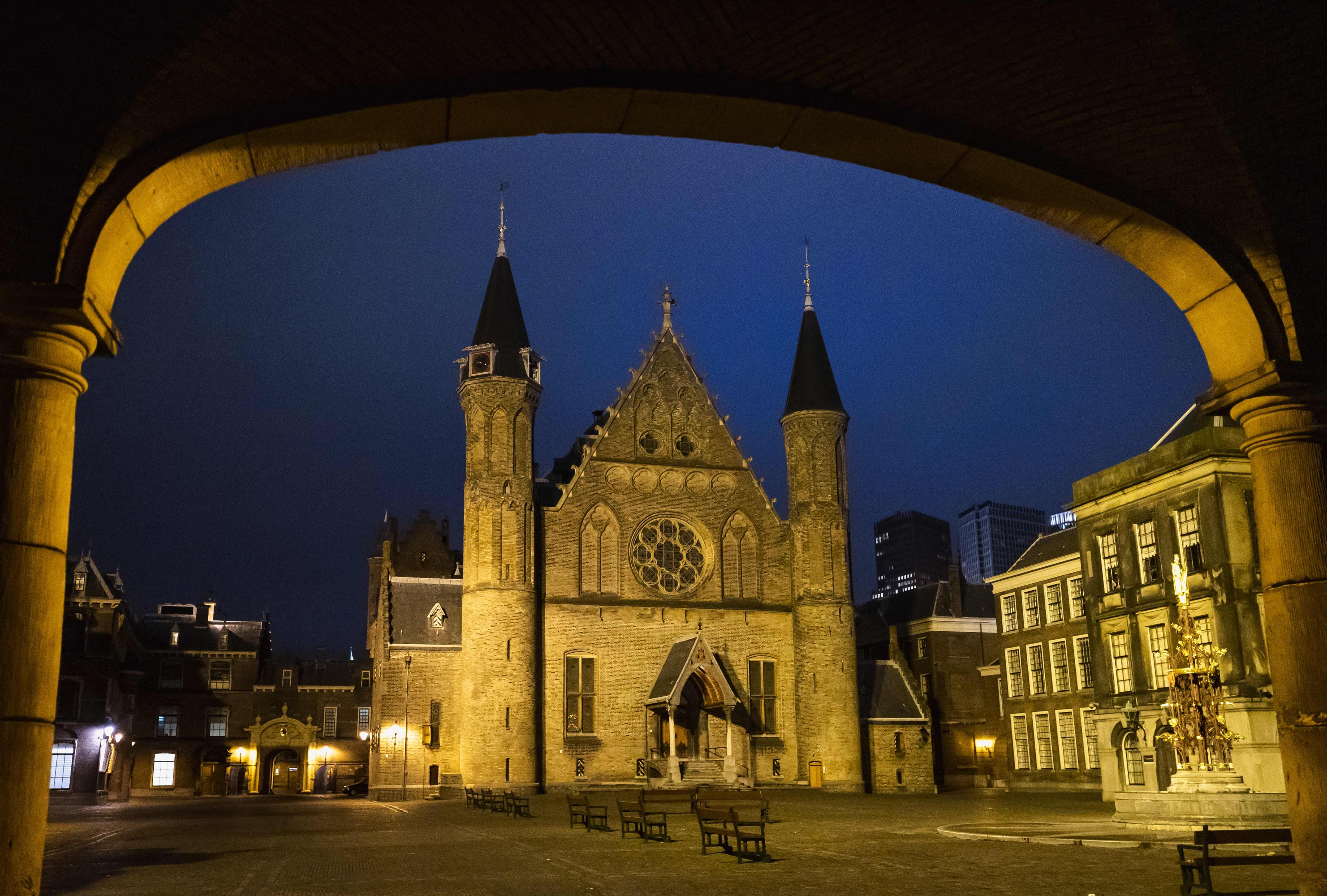 Sebuah ikon kota di The Hague, Belanda terlihat sepi saat pemberlakuan jam malam