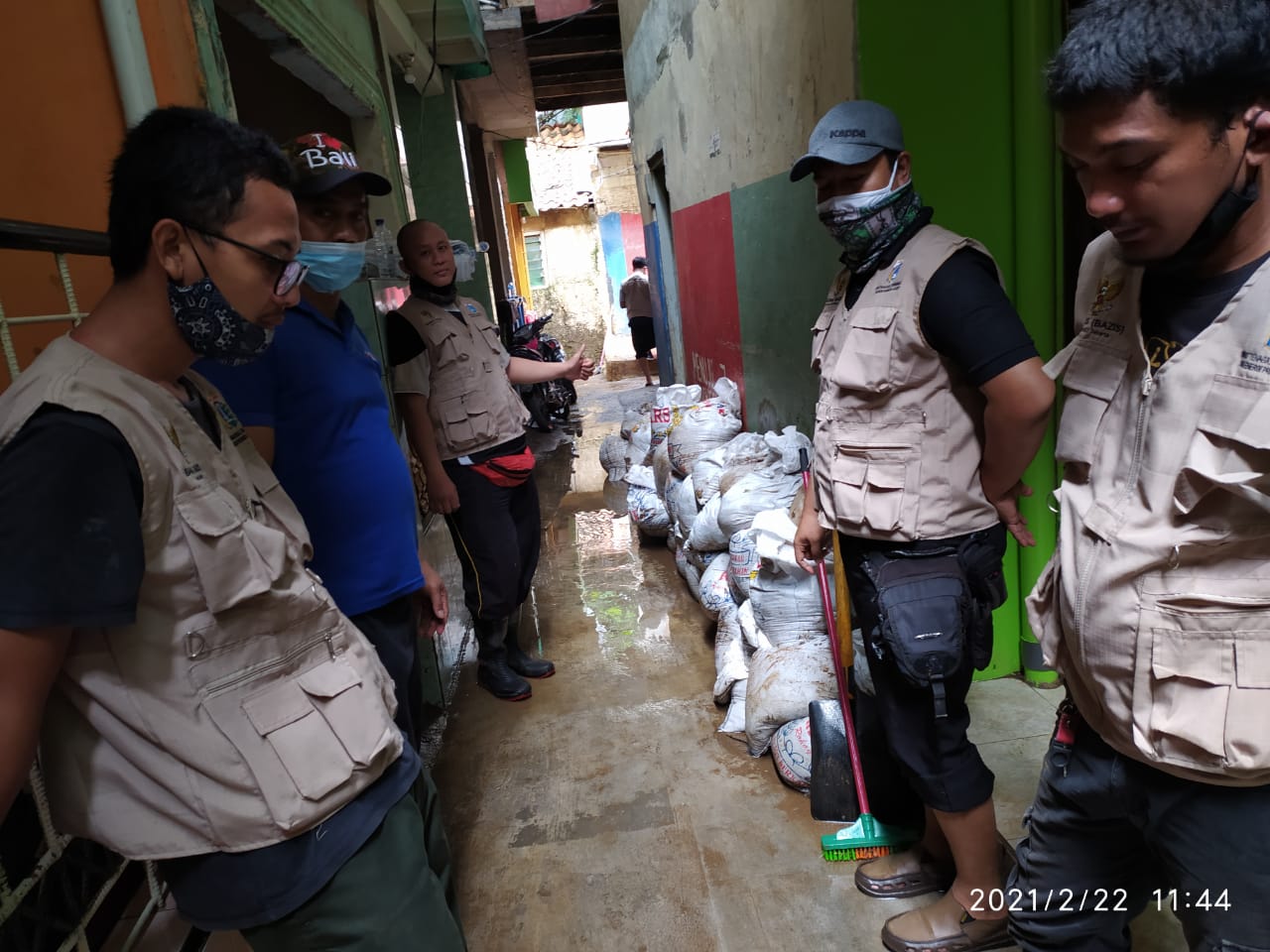 Peduli Banjir, Baznas (Bazis) DKI Lakukan Aksi Bersih Bareng Warga