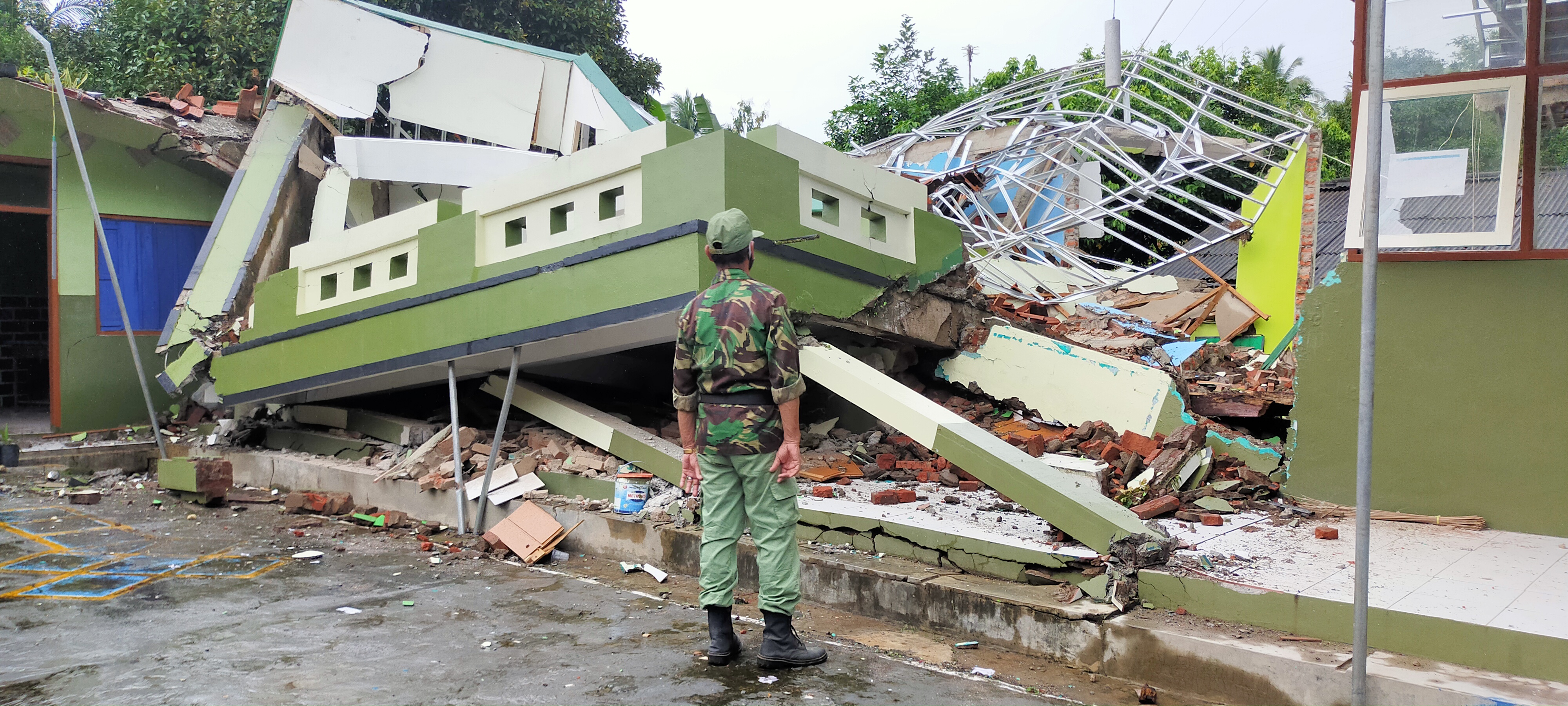 Empat ruang SD Babakan di Kecamatan Cibalong Tasikmalaya roboh akibat pergerakan tanah