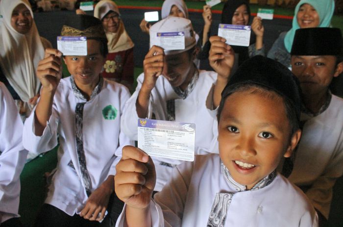Para siswa menunjukkan kartu Program Indonesia Pintar (PIP).