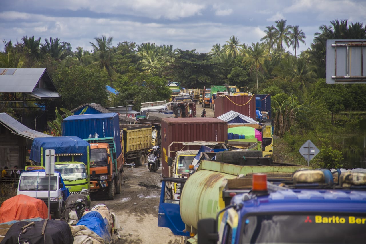 Antrian truk mengular di  jalan Trans Kalimantan di Desa Pemakuan, Kecamatan Sungai Pinang Kabupaten Banjar, Kalimantan Selatan