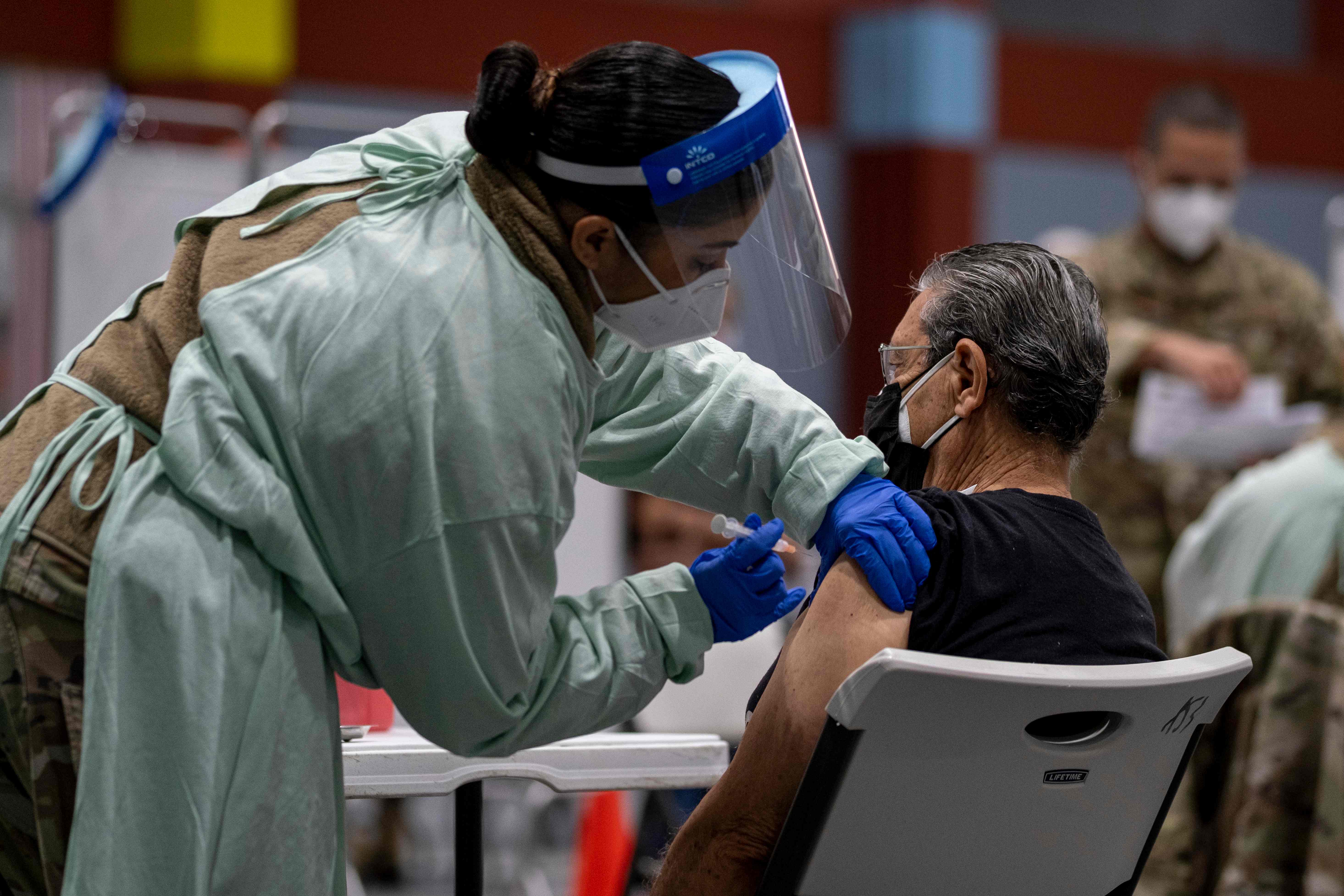 Ilustrasi pemberian vaksin