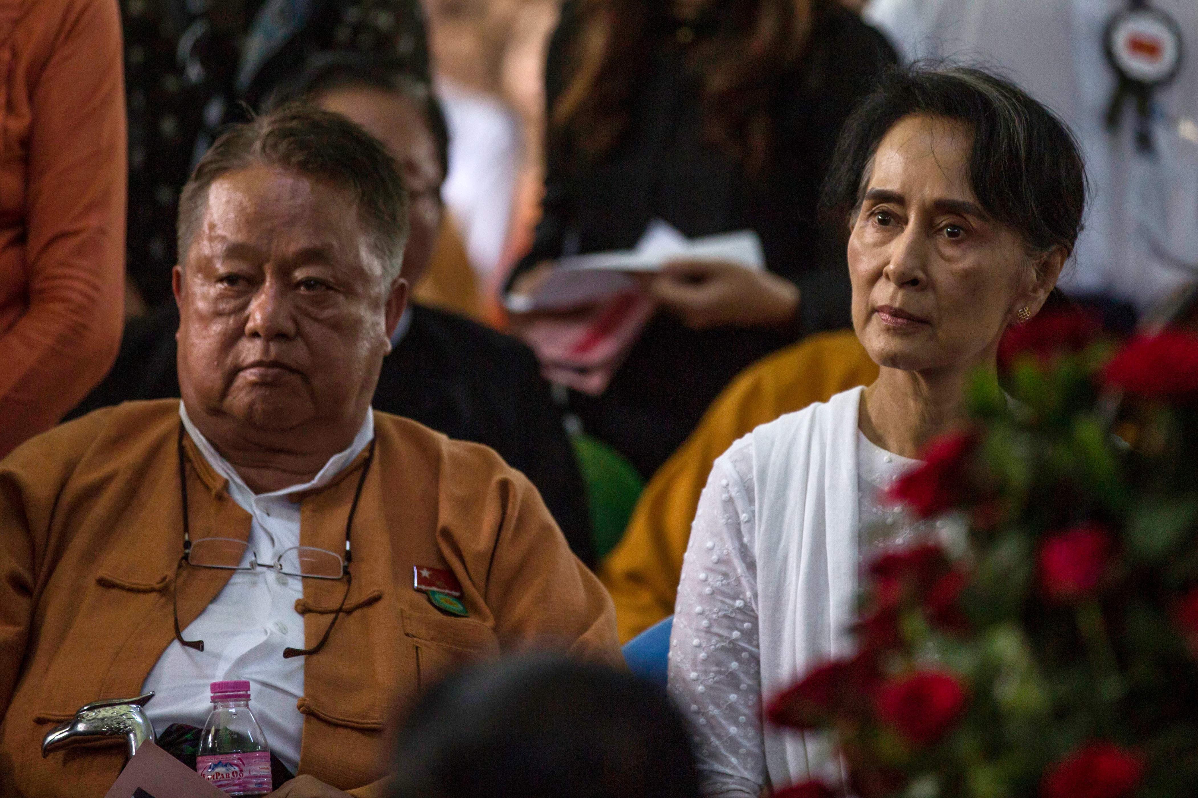 Win Htein (kiri) bersama Aung San Suu Kyi