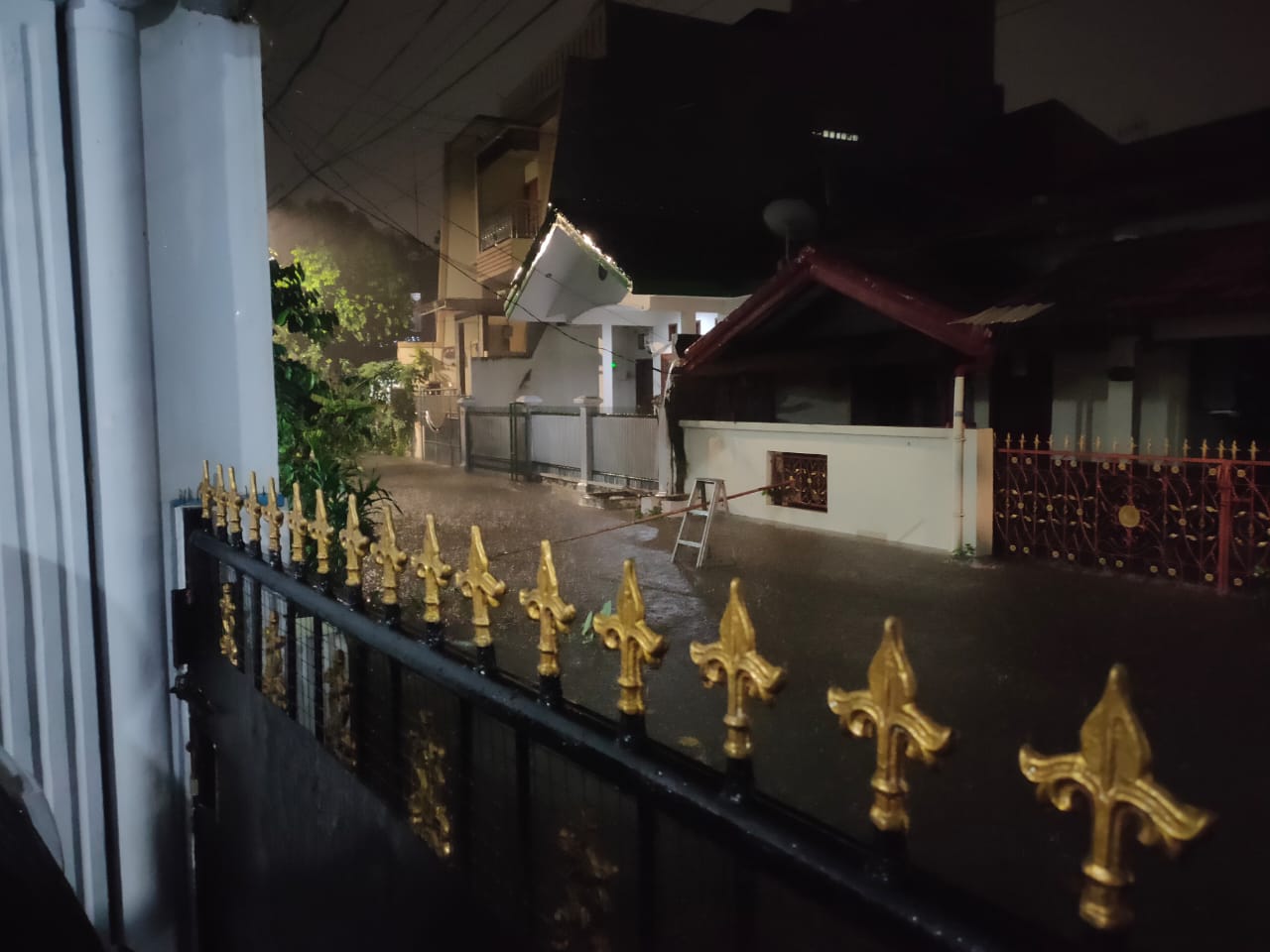 Banjir di Komplek Kejaksaan Agung, Pasar Minggu, Jakarta Selatan, Sabtu (20/2).