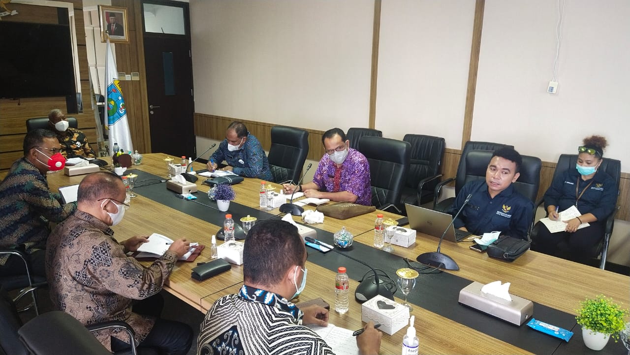 Pertemuan Staf Khusus Presiden Billy Mambrasar dengan Gubernur Papua Barat Dominggus mandacan