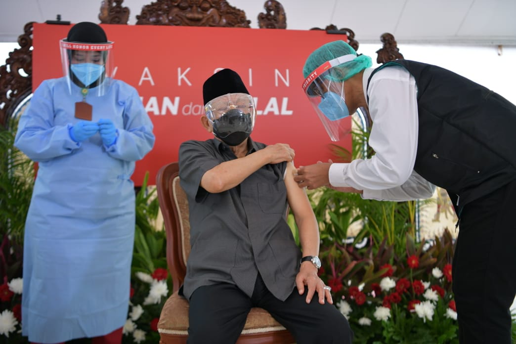 Wakil Presiden RI Ma'ruf Amin saat disuntik vaksin covid-19.