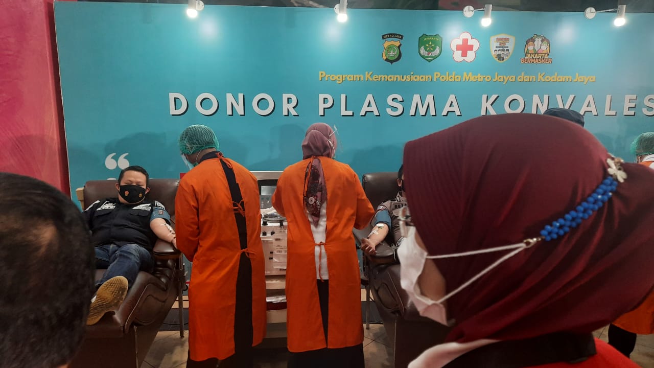 Personel Polda Metro Jaya melakukan aksi donor plasma konvalesen.