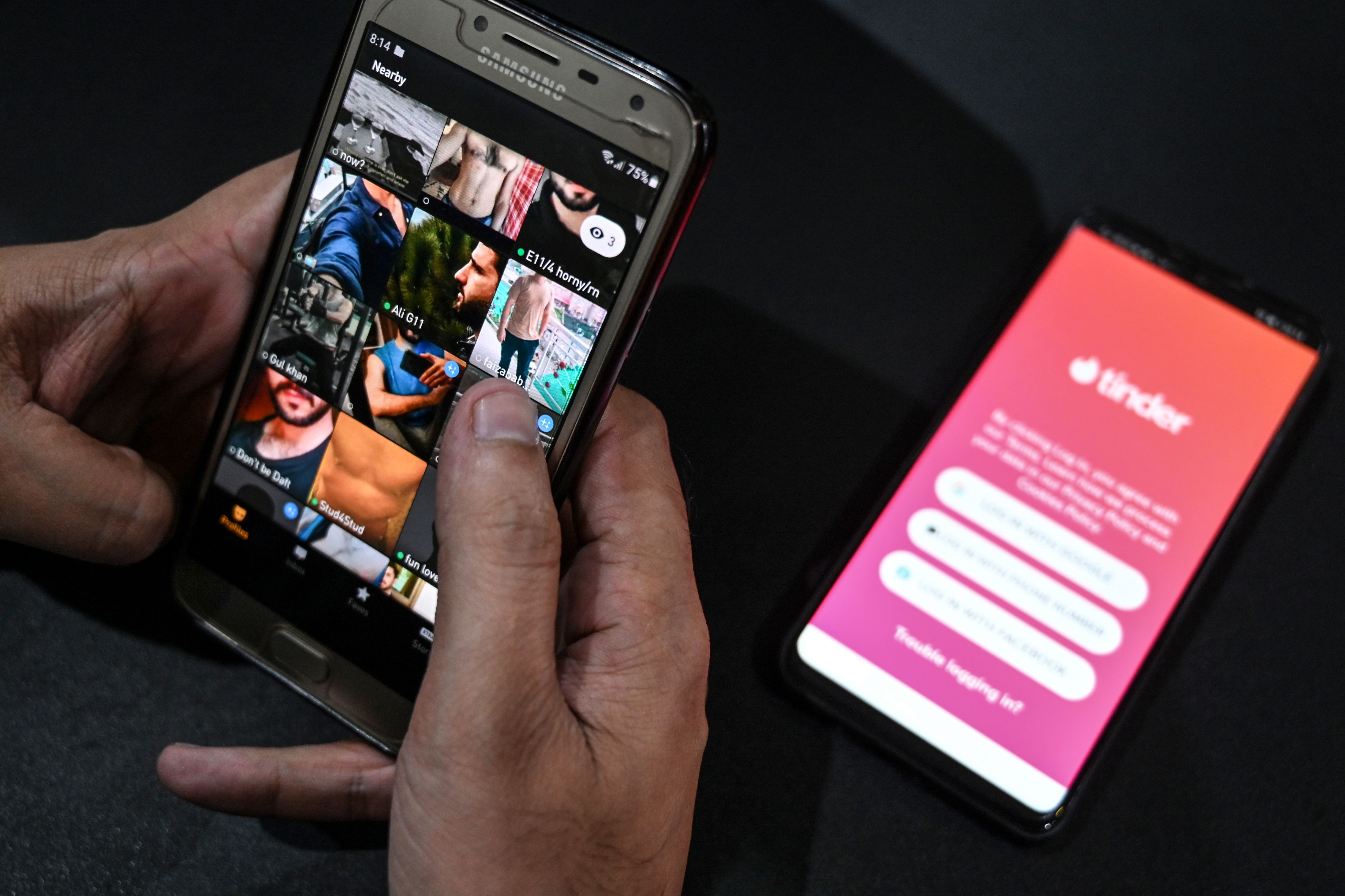 Seorang pengguna aplikasi kencan di Pakistan