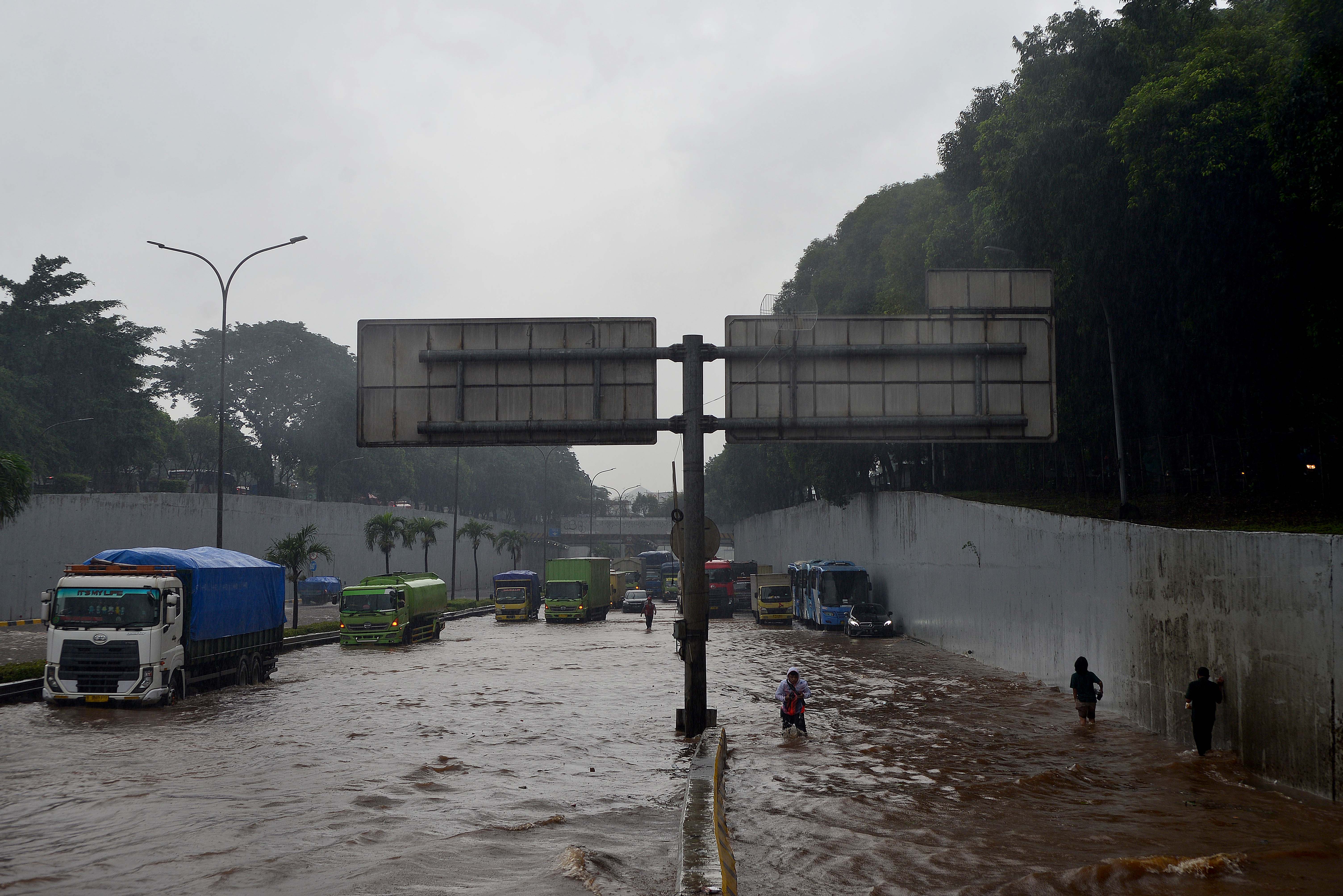 Kendaraan terjebak kemacetan panjang akibat banjir yang menggenani jalur tol Jakarta Outer Ring Road (JORR) di kawasan TB. Simatupang, Jakar
