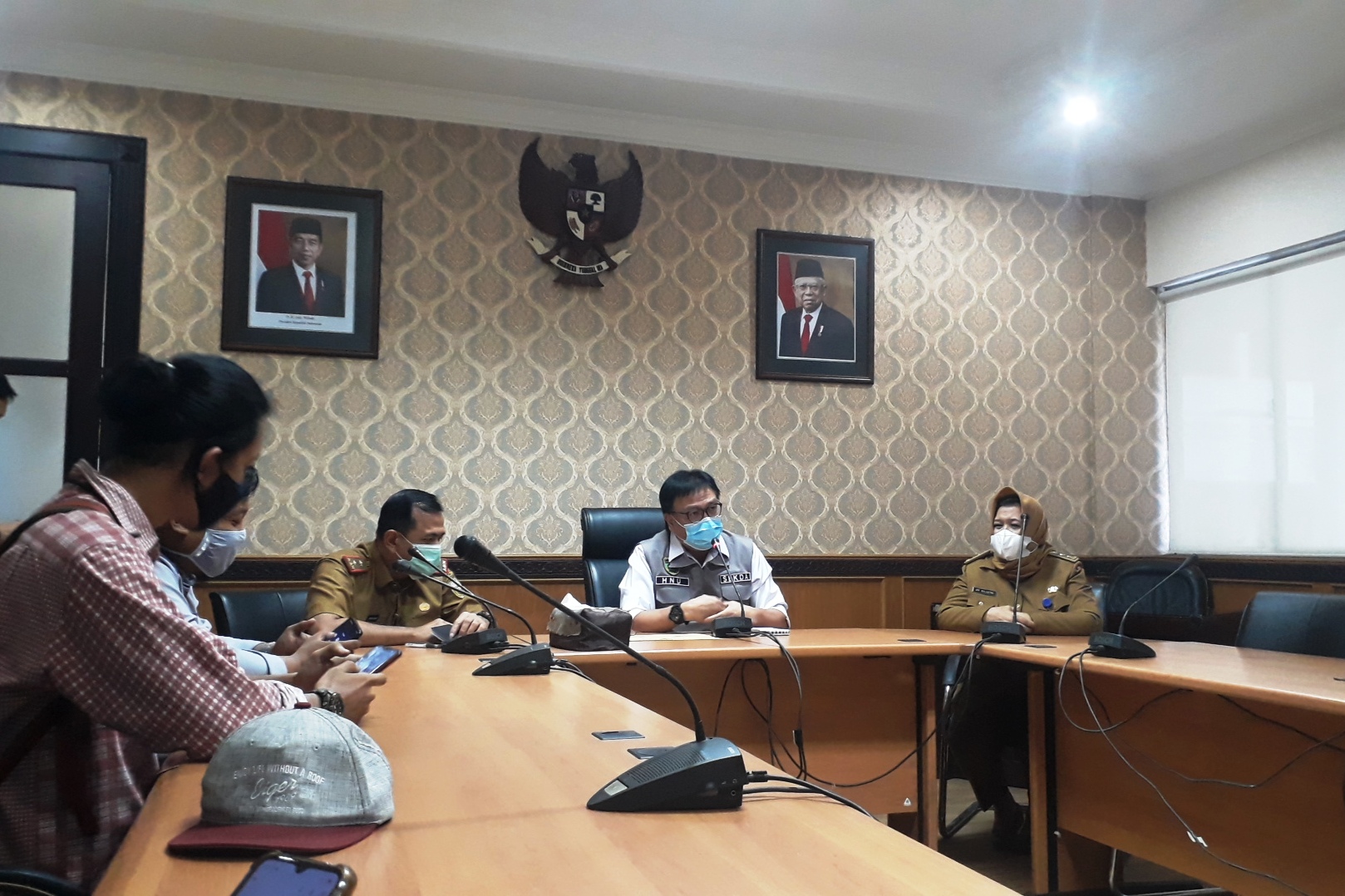 Sekda Sumsel Nasrun Umar memaparkan SK terkait penunjukkan Pelaksana Harian Bupati Muara Enim, Selasa (16/2).