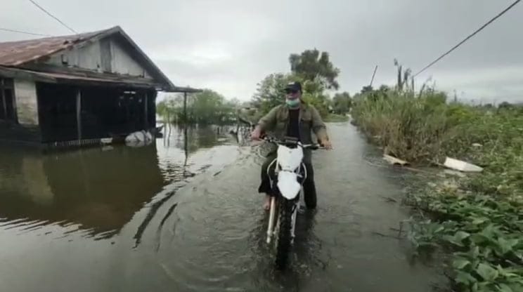 Gubernur Kalsel Sahbirin Noor gunakan motor trail antar bantuan.