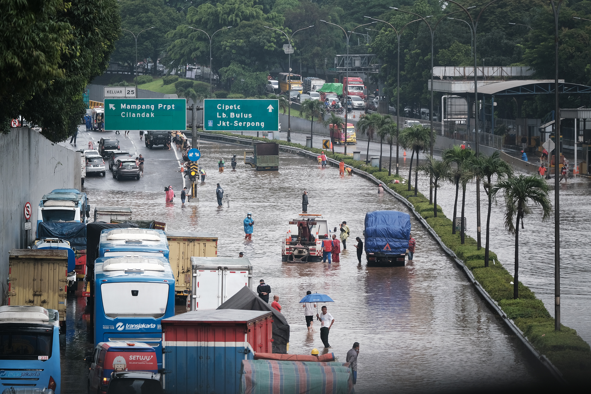 Kendaraan terjebak macet akibat banjir di ruas tol Jakarta Outer Ring Road (JORR) TB Simatupang, Jakarta, hari ini.