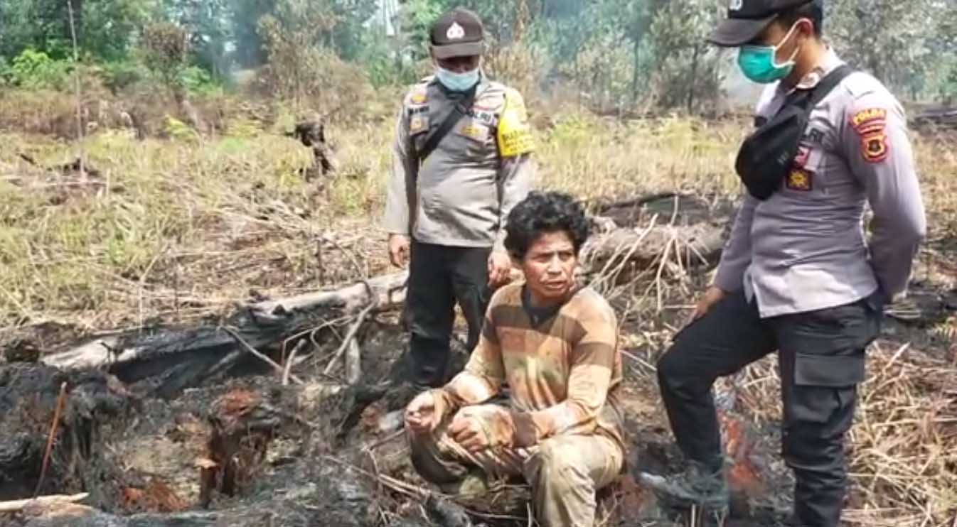 ARYA Haritanto, 43, pembakar lahan kedua yang ditangkap anggota Polres Tanjungjabung Barat, Polda Jambi. 