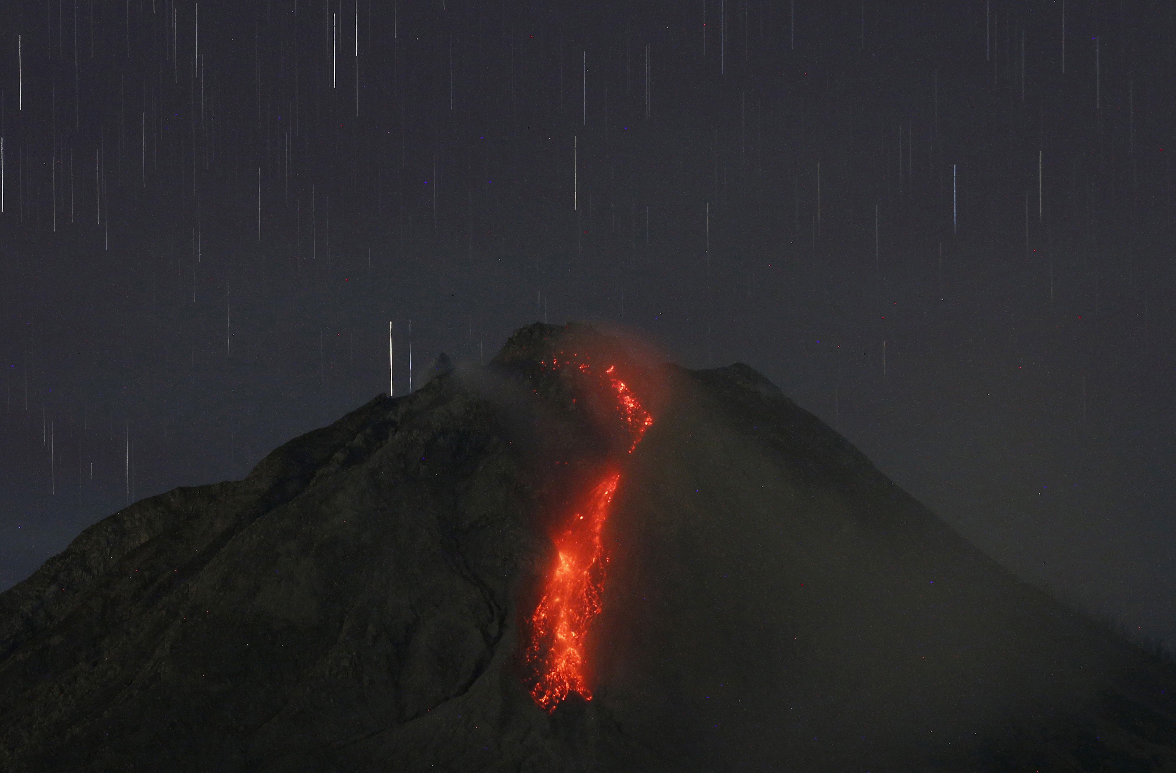  Guguran lava dari puncak Gunung Sinabung terlihat dari Desa Tiga Kicat, Kecamatan Simpang Empat, Karo, Sumatera Utara, Jumat (12/2).