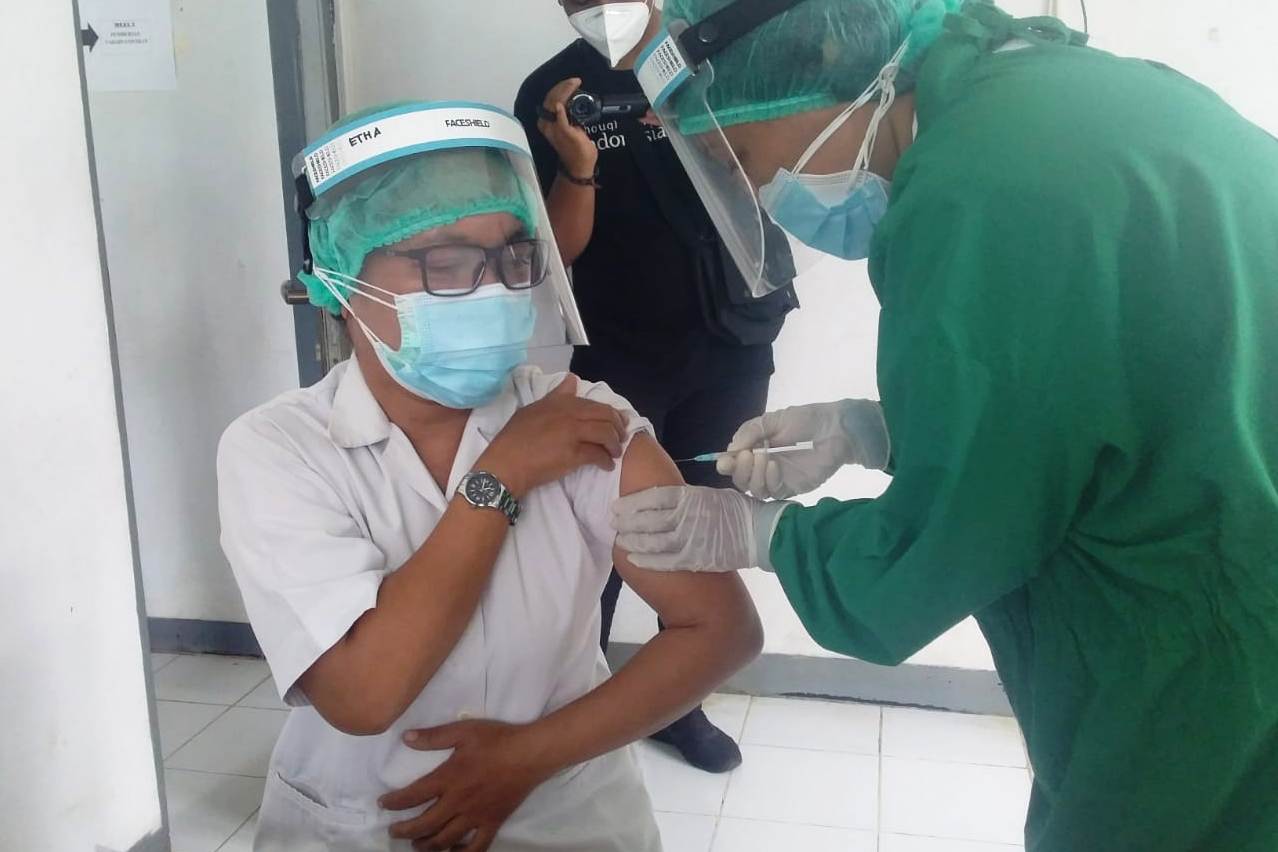 Ilustrasi nakes divaksin.