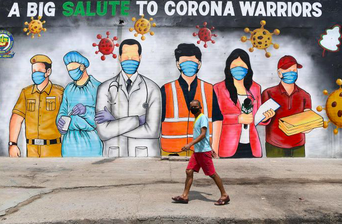 Ilustrasi - Mural kampanye terkait covid-19 di New Delhi, India.