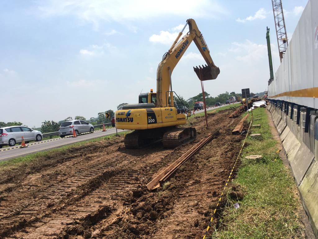 Pembangunan jalan darurat di Tol Cipali KM 122.400 selama jalan yang amblas diperbaiki.