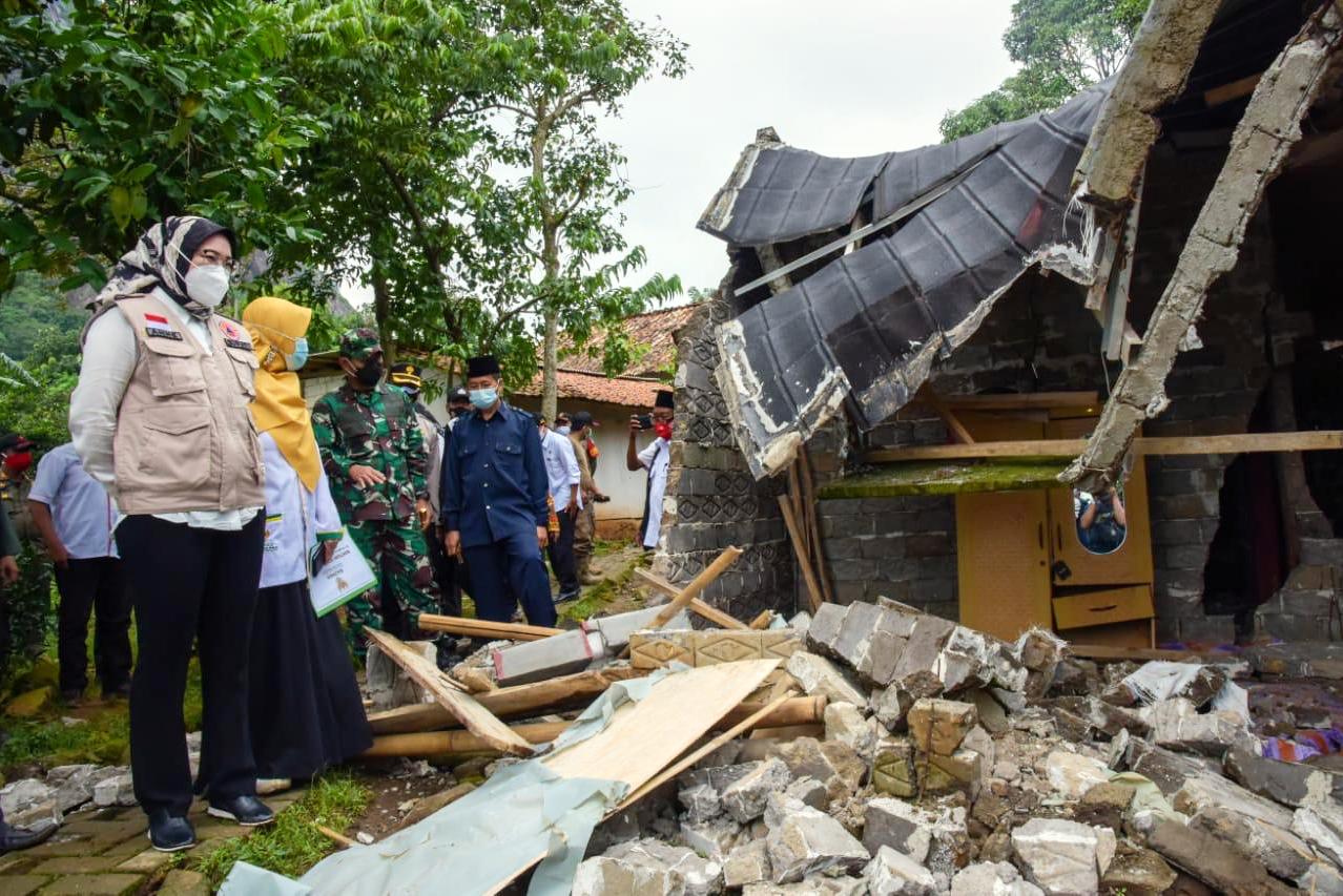 Bupati Purwakarta Anne Rata Mustika meninjau pergerakan tanah.