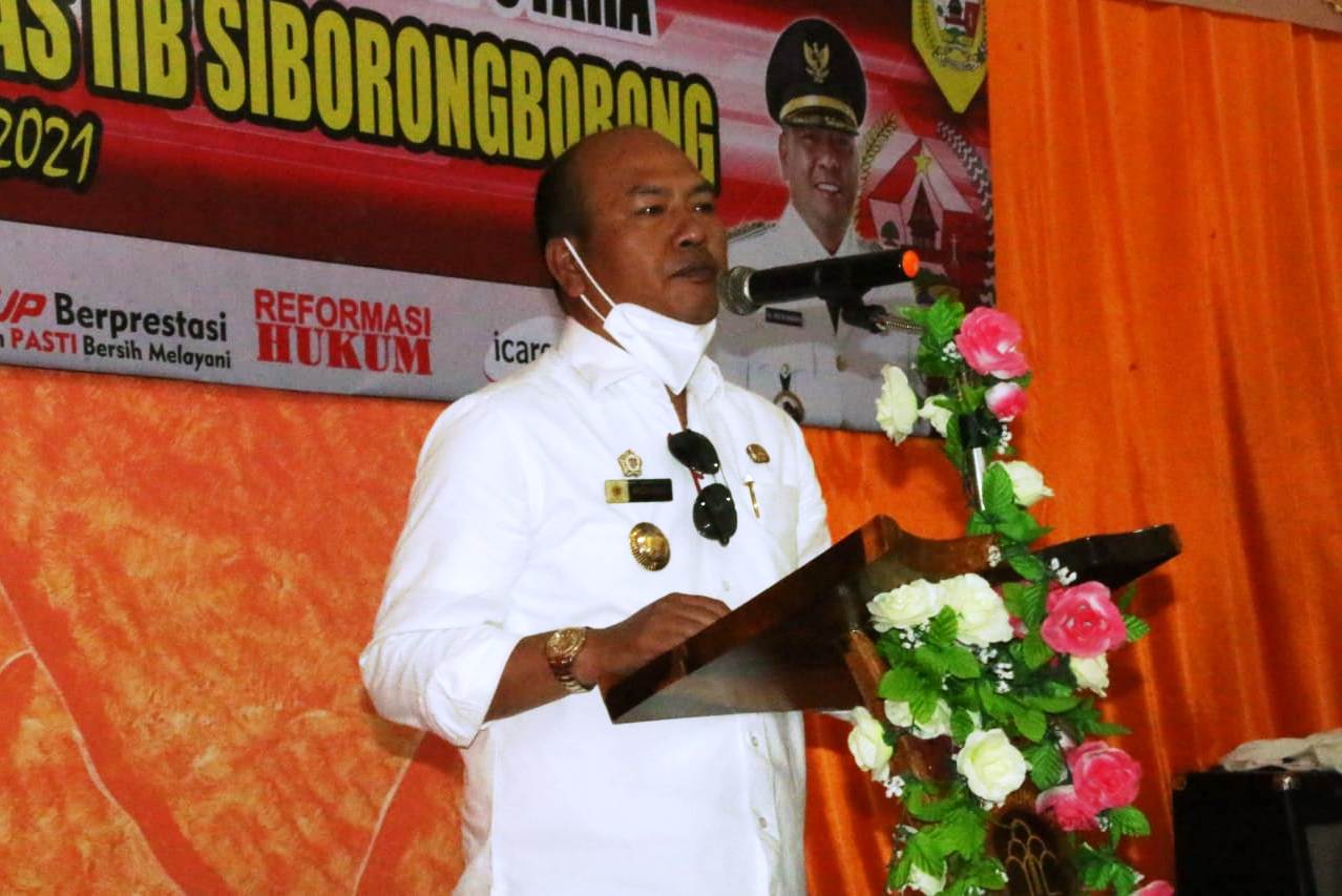 Drs. Nikson Nababan M.Si, Bupati Tapanuli Utara, Sumatera Utara, saat memotivasi warga binaan di Lapas Siborong borong, Rabu (3/2).