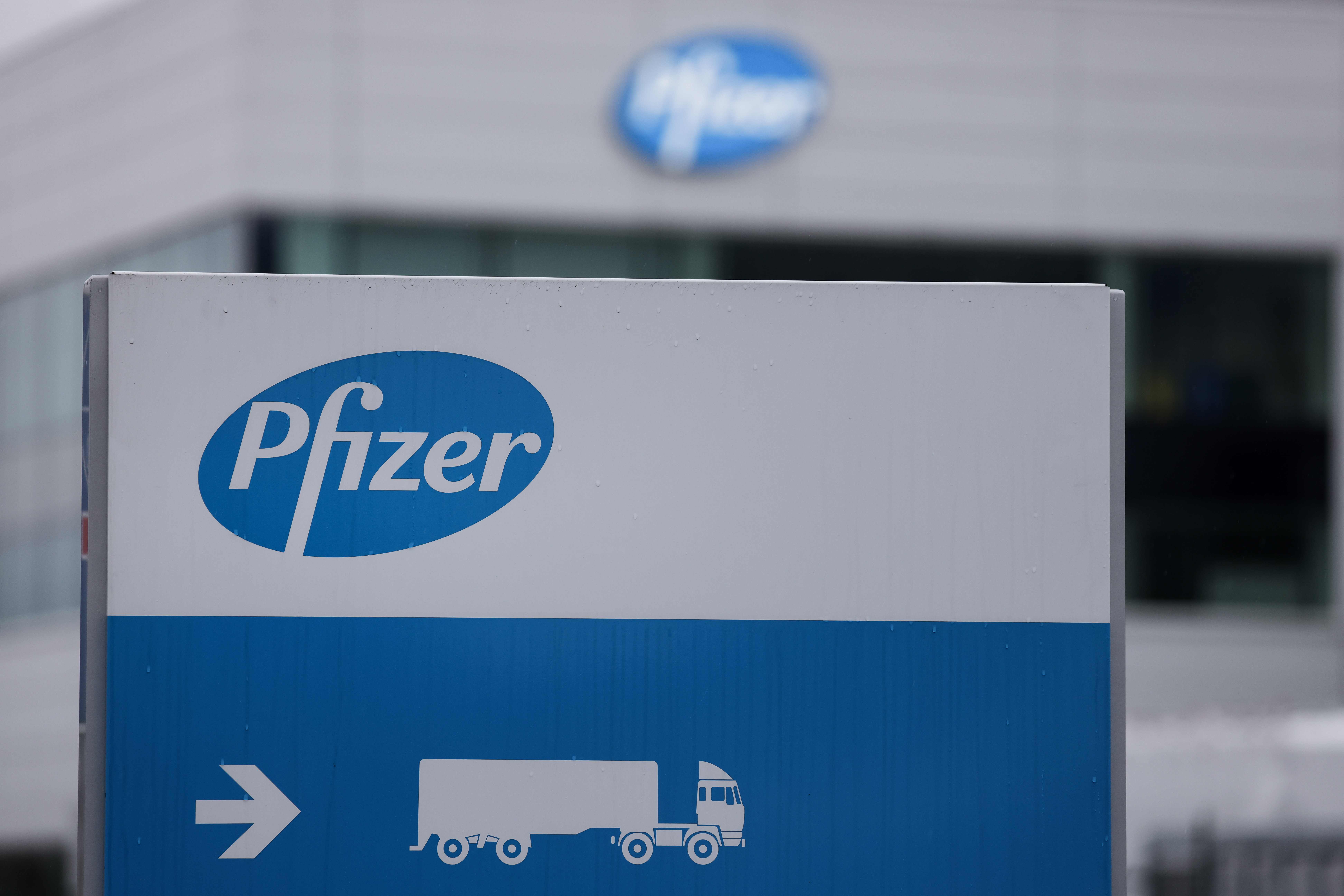 Kontainer dari Pfizer berisikan vaksin Covid-19