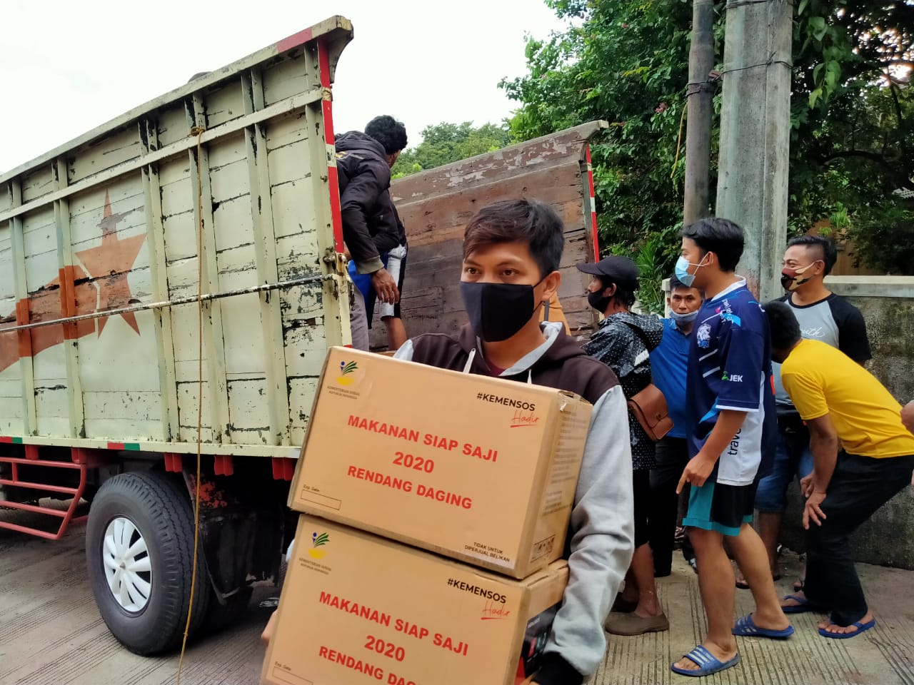 Korban Banjir Jatipadang Dapat Bantuan Logistik dari Kemensos