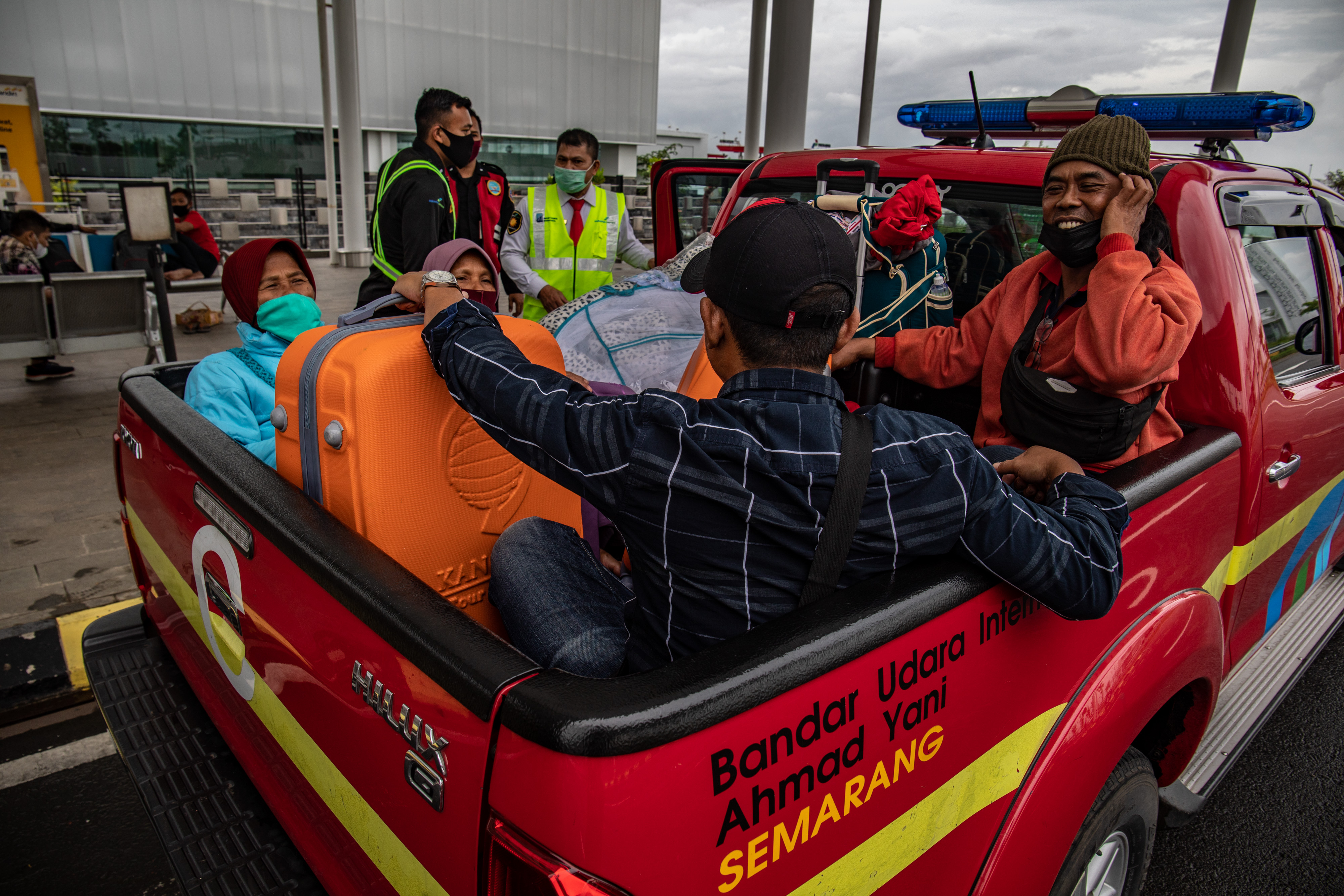 Sejumlah calon penumpang dievakuasi meninggalkan Bandara Internasional Jenderal Ahmad Yani Semarang, Jawa Tengah karena banjir, Sabtu (6/2).