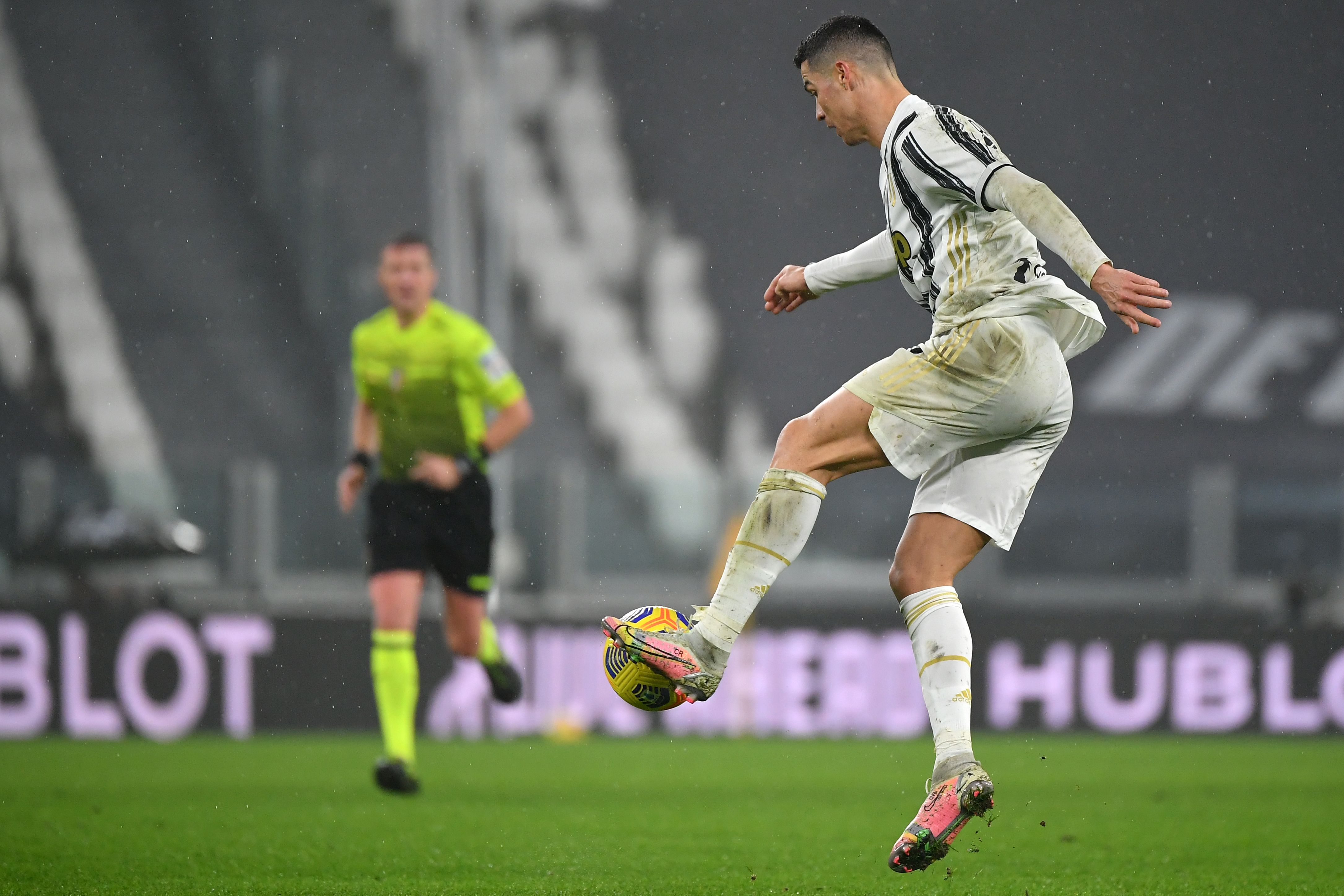 Penyerang Juventus Cristiano Ronaldo (kanan) berusaha mengontrol bola saat timnya melawan AS Roma.
