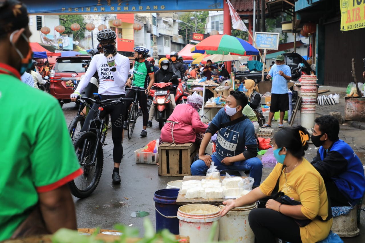Gubernur Jawa Tengah Ganjar Pranowo saat meninjau pasar kaget di Kota Semarang dalam pelaksanaan PPKM, 11 Januari 2021.