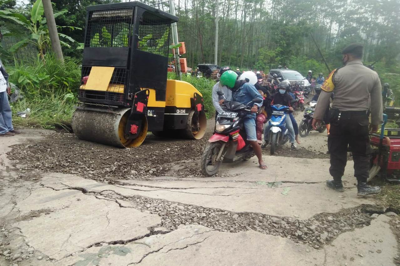 Jalan menuju Objek Wisata Guci Tegal yang Ambles Mulai Diperbaiki
