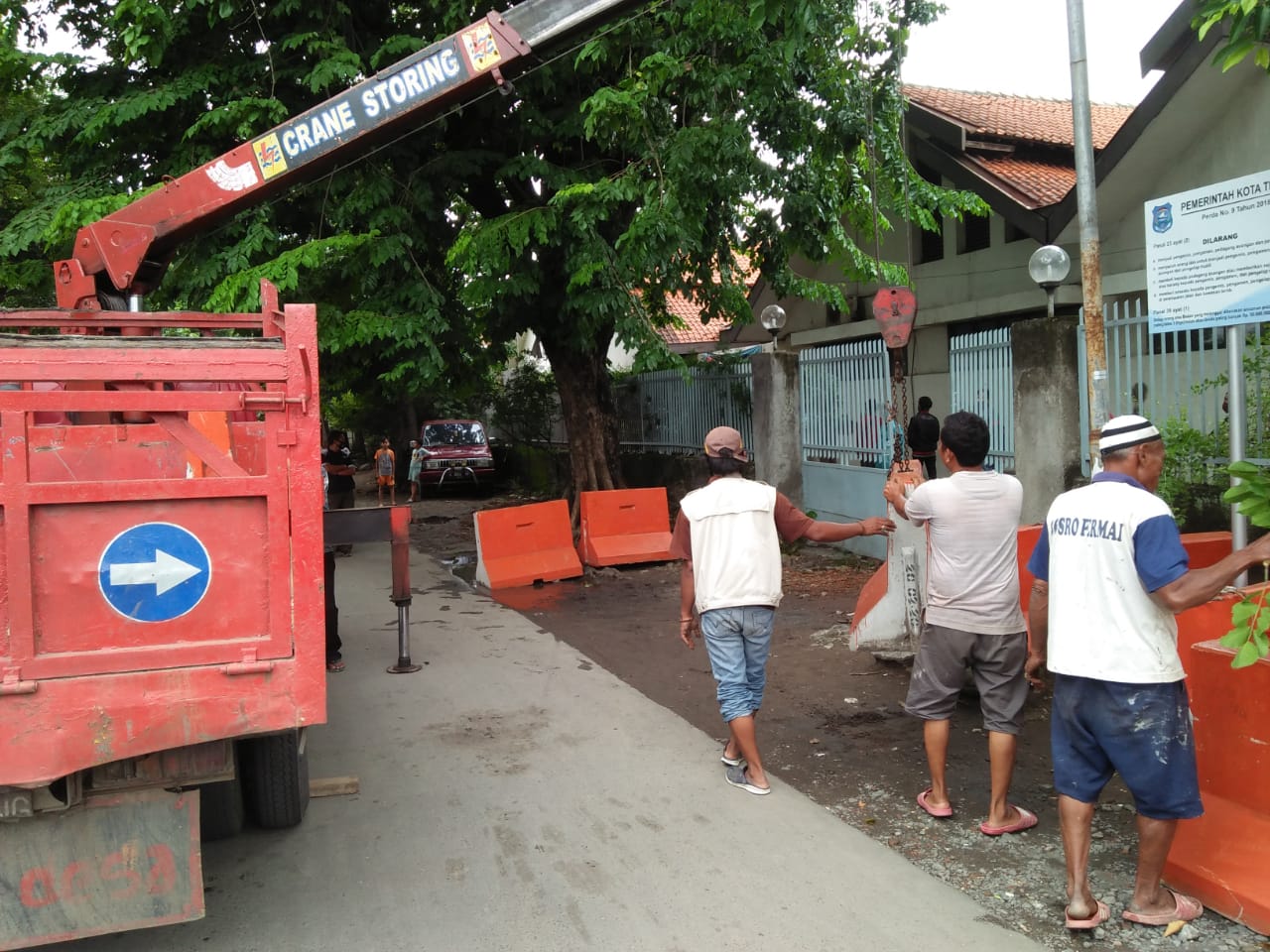 Dishub Kota Tegal mulai menutup akses jalan ke Kota Tegal menjelang pemberlakuan dua hari Jateng di rumah saja, Jumat (5/2/2021)