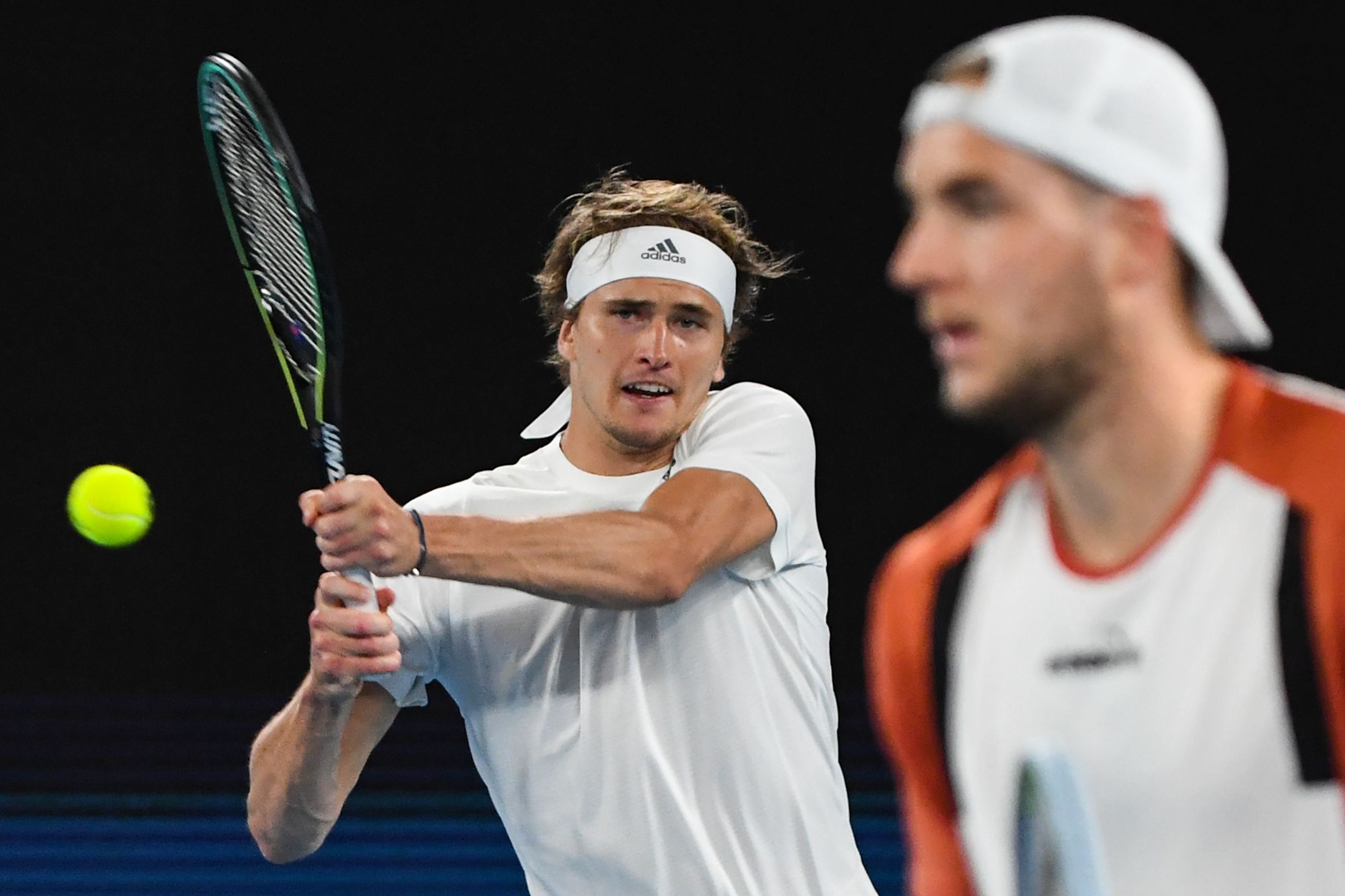 Alexander Zverev (kiri) dan Jan-Lennard Struff.