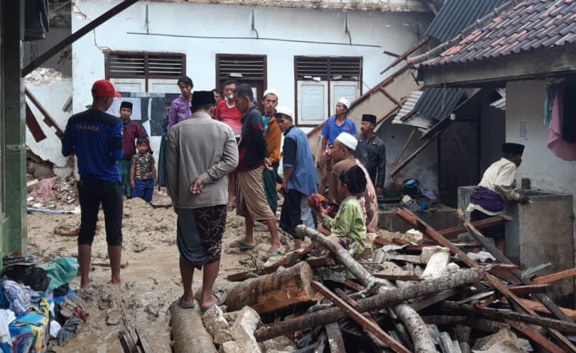Bangunan asrama putri Ponpes Annidhomiyah, Pamekasan, Jawa Timur, hancur akibat tanah longsor, Rabu (24/5).  