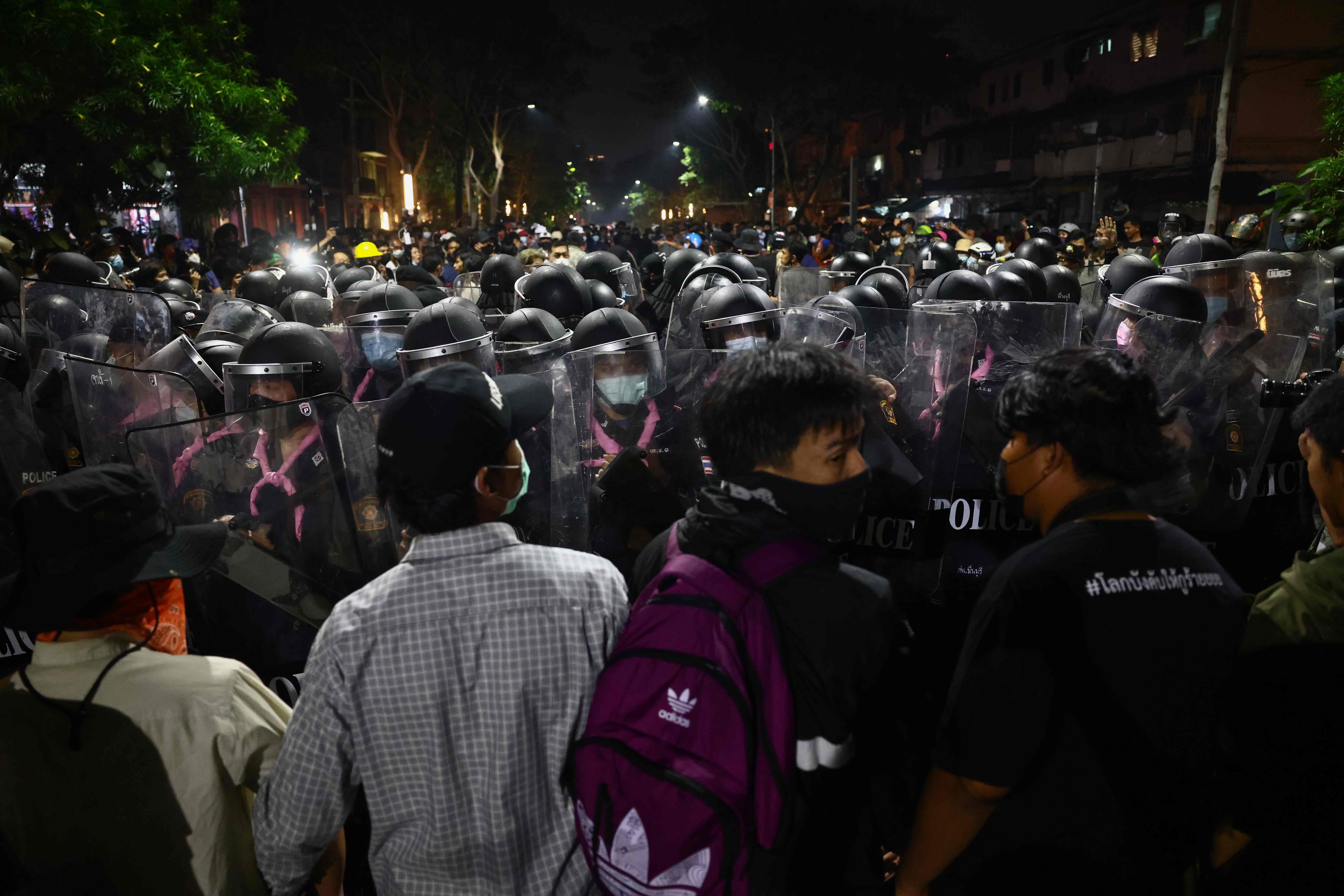 Demonstran pro-demokrasi dihadang polisi antihuru hara saat unjuk rasa meminta cabut UU penghinaan terhadap Raja di Bangkok, Rabu (10/2).