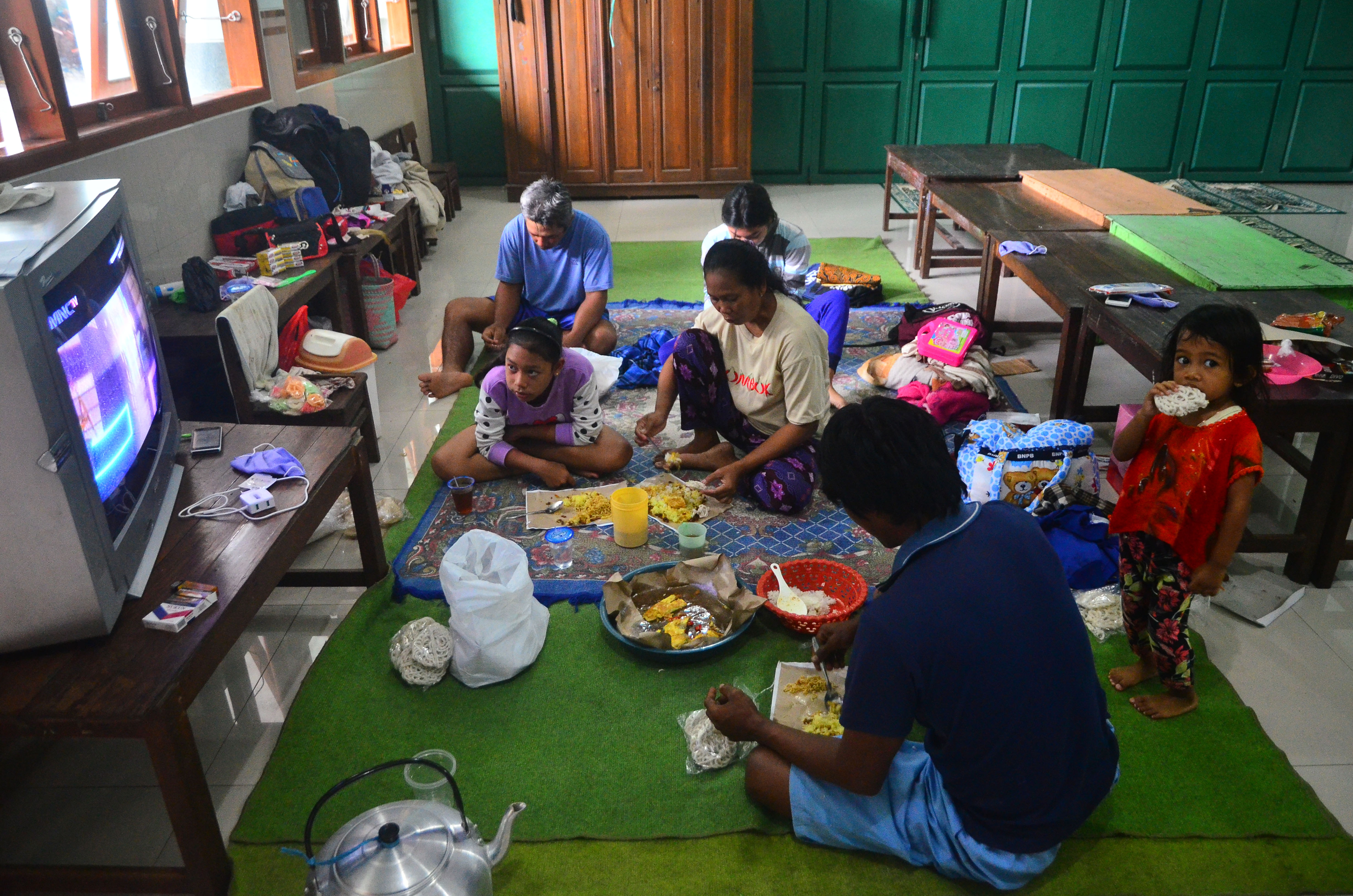 PENGUNGSI BANJIR KUDUS: Warga korban banjir makan di tempat pengungsian, di Desa Pasuruan Lor.Jati, Kudus, Jawa Tengah.