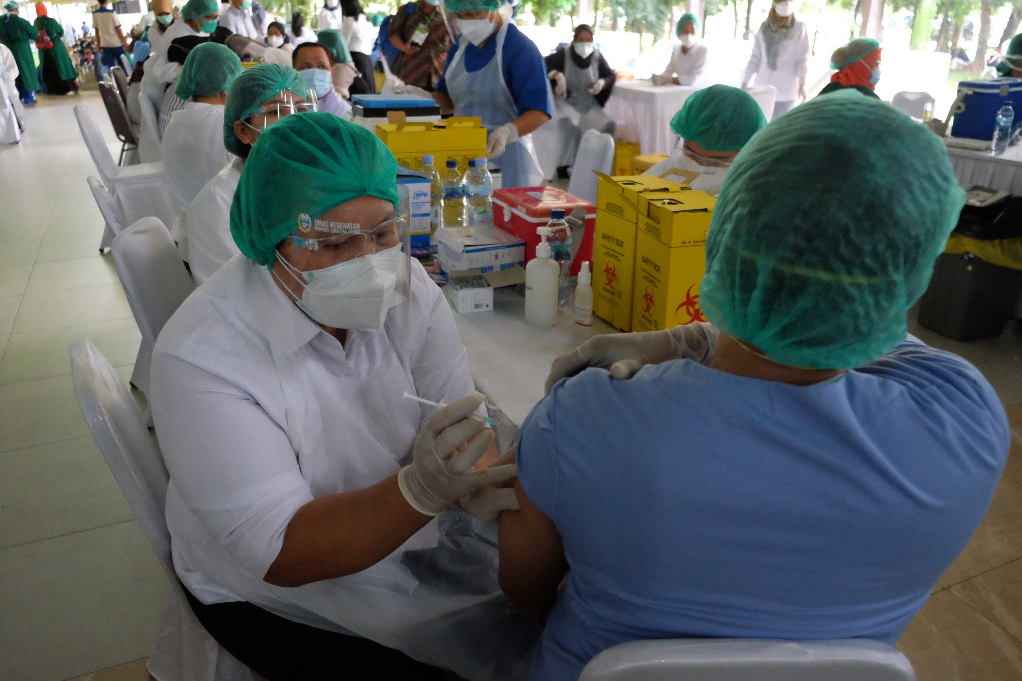 Petugas menyuntikkan vaksin covid-19 kepada tenaga kesehatan pada pencanangan pekan vaksinasi di Pendopo USU, Medan, Rabu (10/2). 