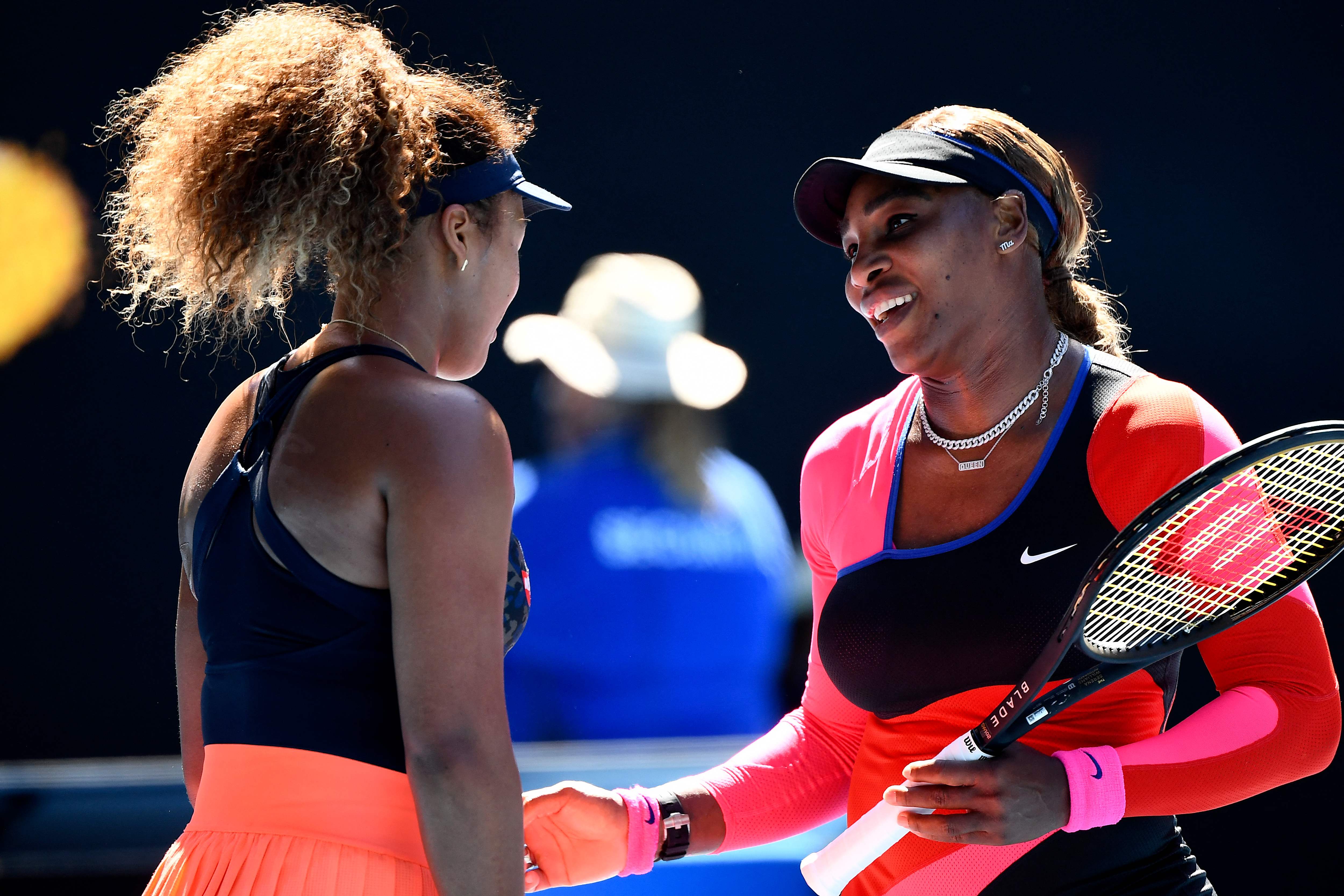 Usia laga semifinal Australia Open 2021 yang dimenangi Naomi Osaka, Serena Williams mengajak ngobrol dan memberi ucapan selamat.   