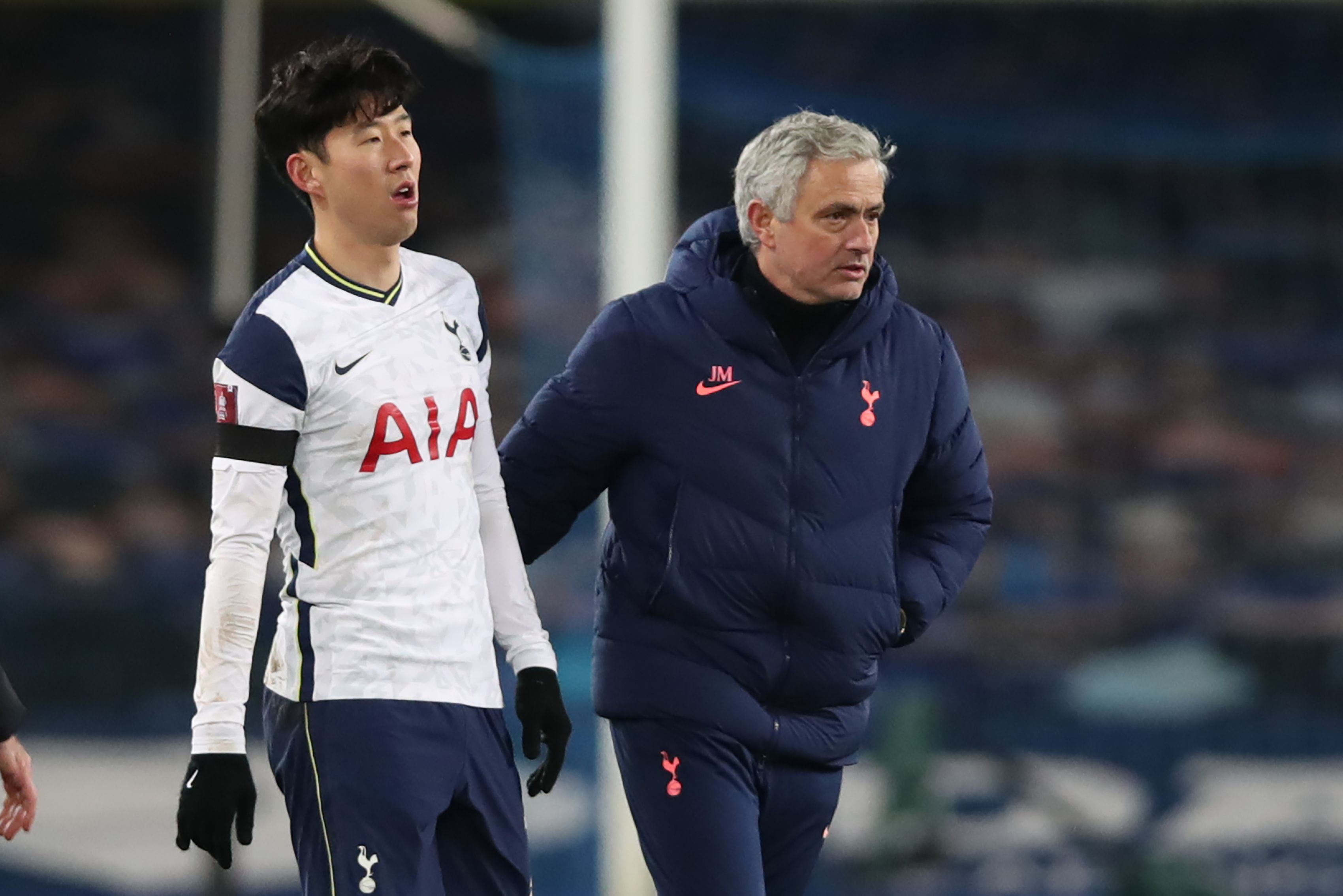 Striker Tottenham Hotspur, Son Heung-Min (kiri) dan pelatih Jose Mourinho. 