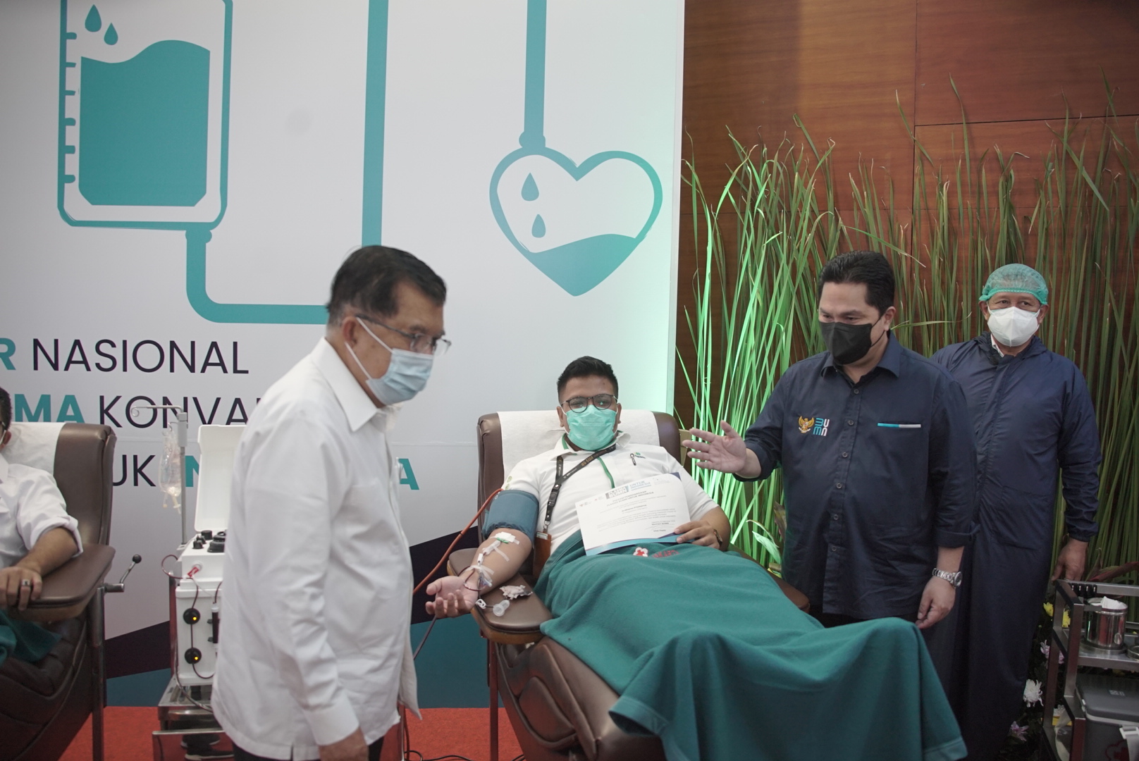 Ketua Umum PMI Jusuf Kalla (kiri) bersama Menteri BUMN Eric Thohir meluncurkan gerakan donor plasma BUMN di Jakarta, Senin (8/2/2021)
