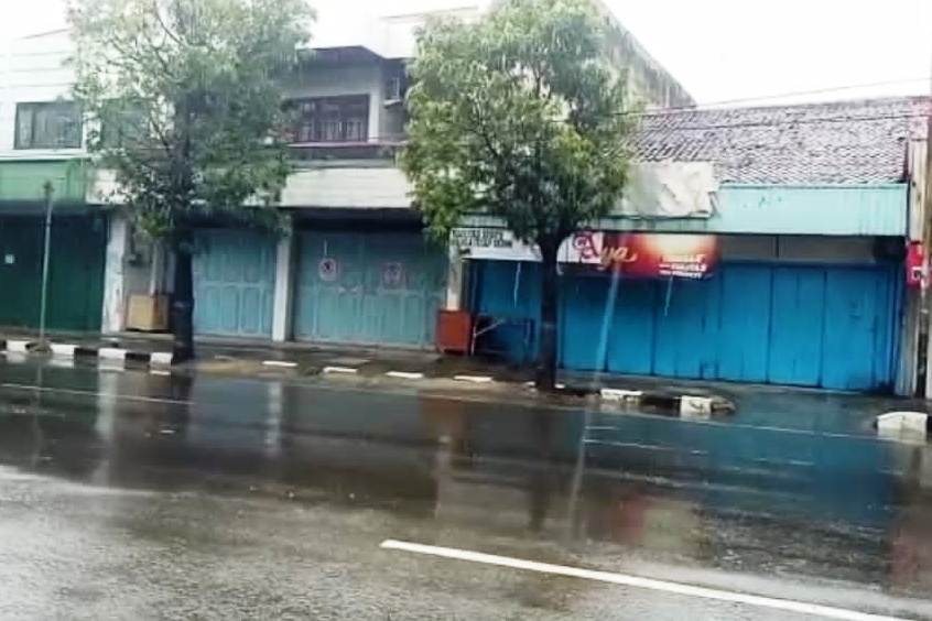 Hari Kedua Jateng di Rumah Jalur Pantura dan Pasar di Brebes Lengang