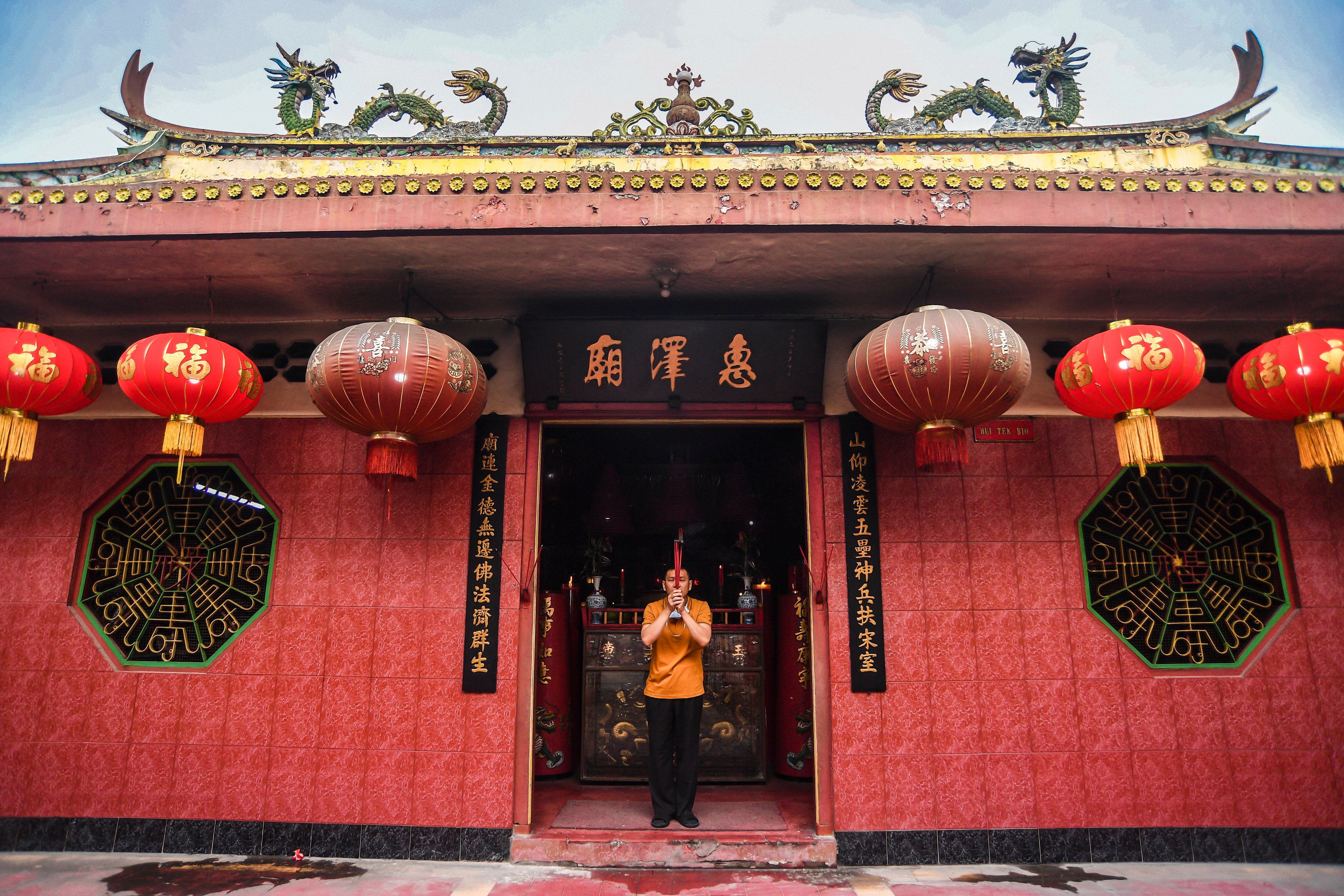 Warga keturunan Tionghoa melakukan sembahyang menyambut tahun baru Imlek 2572 di kawasan Klenteng Petak Sembilan, Jakarta, Jumat (12/2).