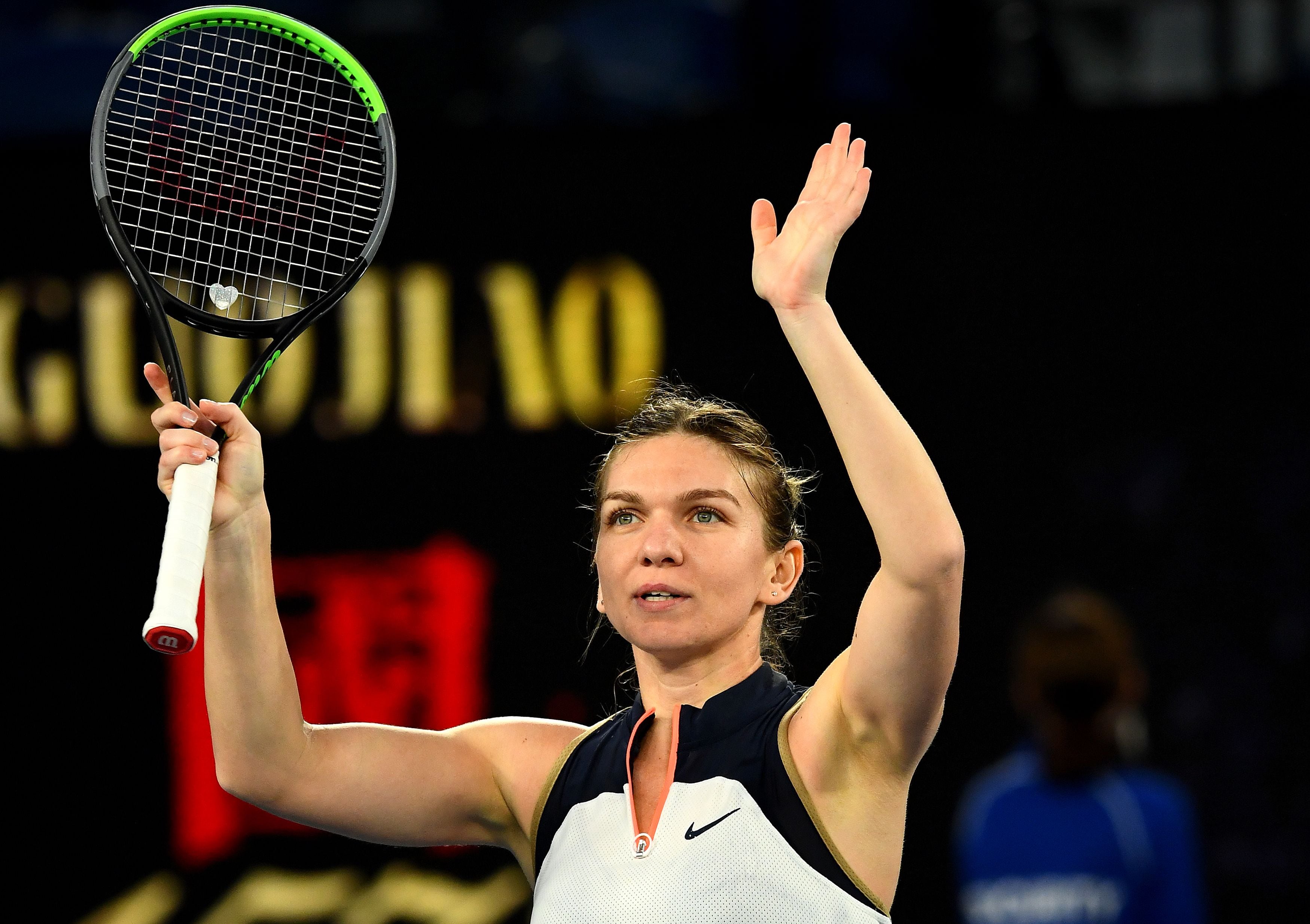 Simona Halep dari Rumania melambaikan tangan kepada penonton setelah menghentikan langkah petenis Rusia Veronika Kudermetova.
