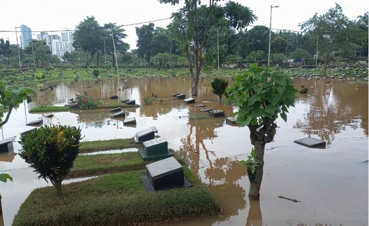 TPU Karet Bivak tergenang air 30 sentimeter akibat hujan lebat di Jakarta Pusat, Minggu (7/2).